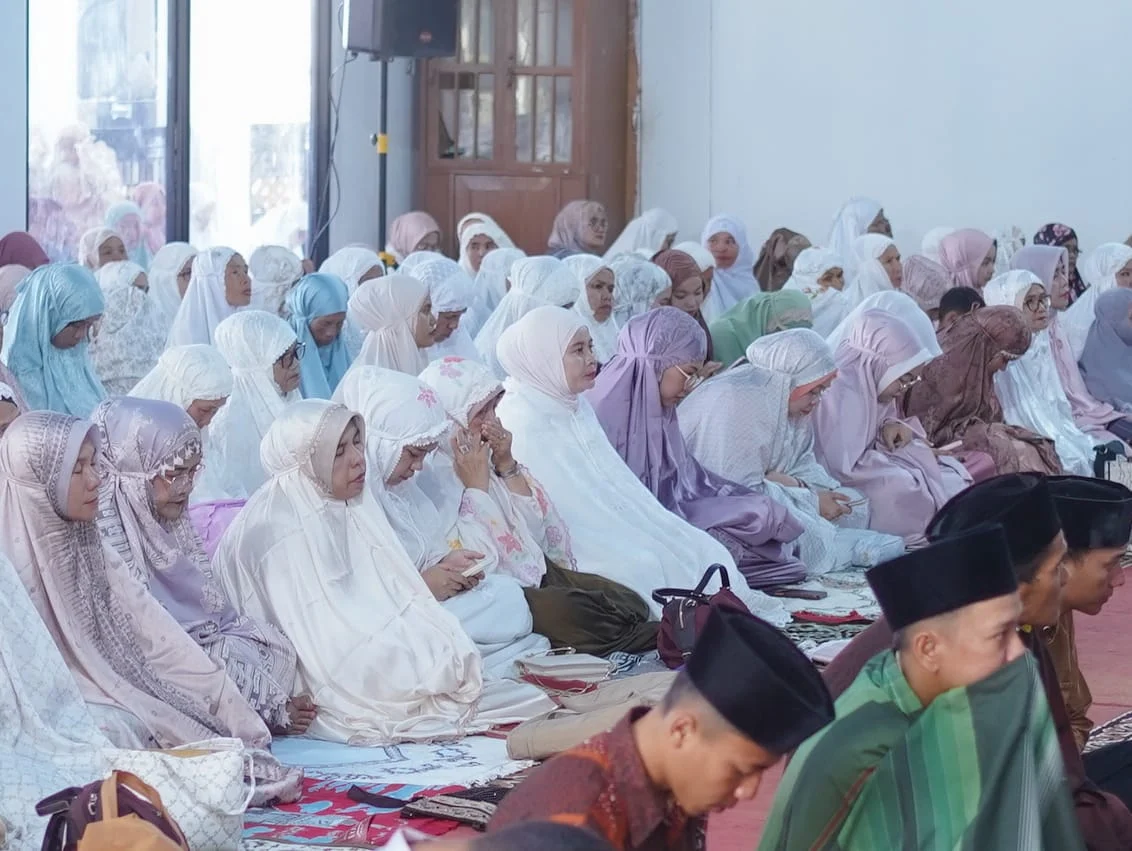 *Khutbah Idul Adha Wabup Solok di Masjid Ummi Alahan Panjang, Jamaah Padati Kawasan Wisata Religi Danau Diatas*
