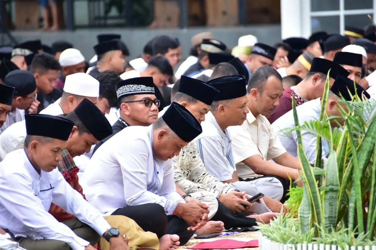 “Kodam XXIII/Palaka Wira Gelar Sholat Idhul Adha 1447 H Bersama Warga, Salurkan 27 Hewan Kurban”