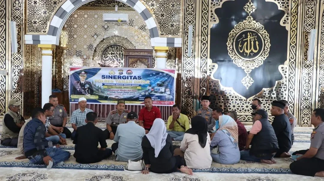 Kapolres Tanah Datar Berikan Piagam Penghargaan kepada Insan Pers Mitra Polres Tanah Datar
