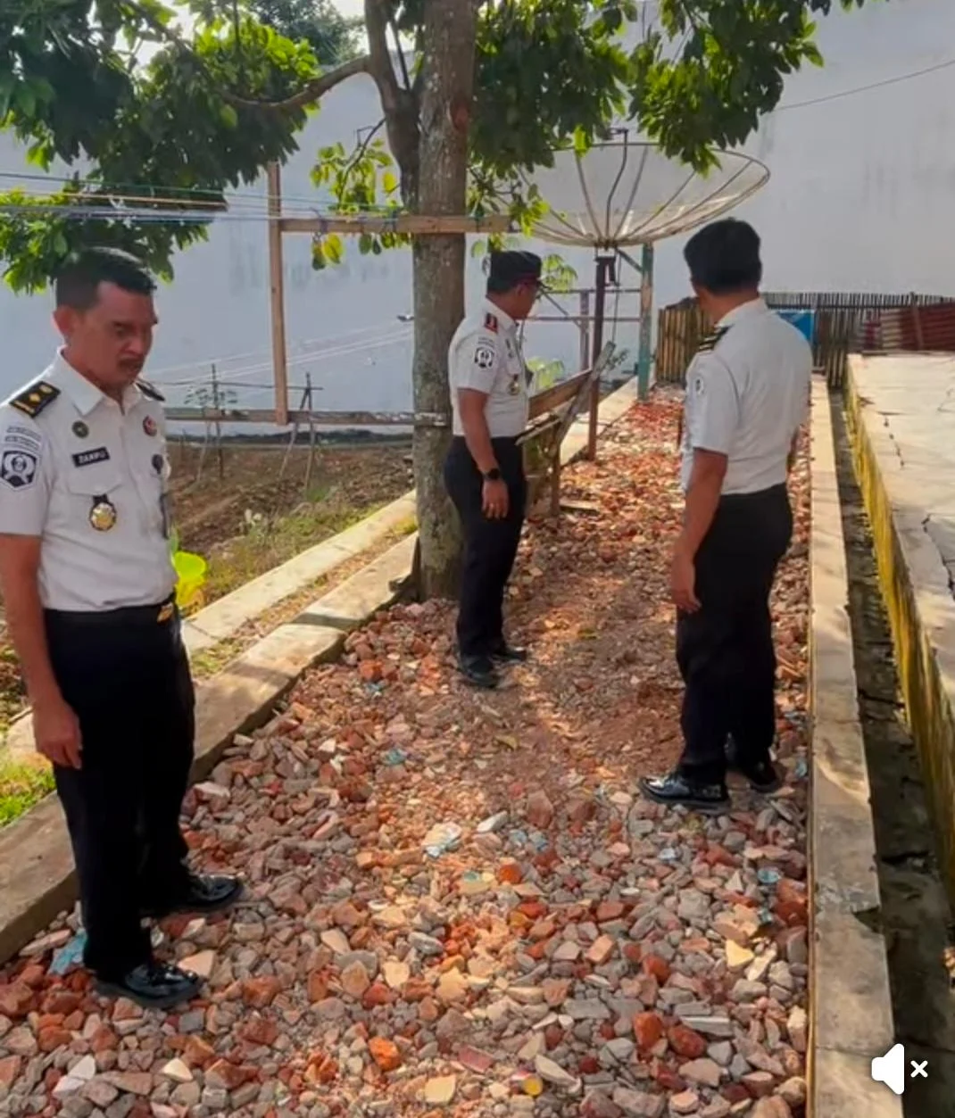 Turun Langsung ke Lapangan, Kalapas Solok Beri Semangat Warga Binaan Saat Bersihkan Brangkal
