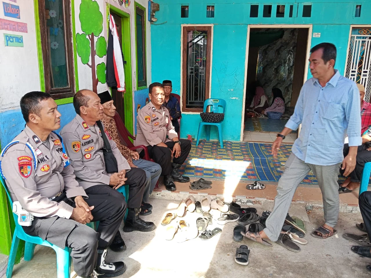 Kapolsek Talawi mewakili Kapolres Batu Bara AKBP DOLY NELSON H.H.NAINGGOLAN,S.H.M.H. Sampaikan Belasungkawa dan Santunan kepada Keluarga Wartawan Senior Ucok Kodam.