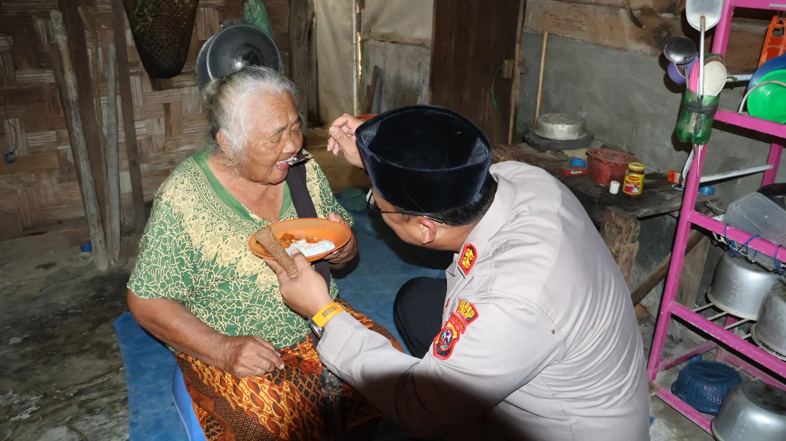 Kapolres Langkat Tunjukkan Kepedulian terhadap Lansia di Secanggang, Humanisme Polri Hadir di Tengah Masyarakat.
