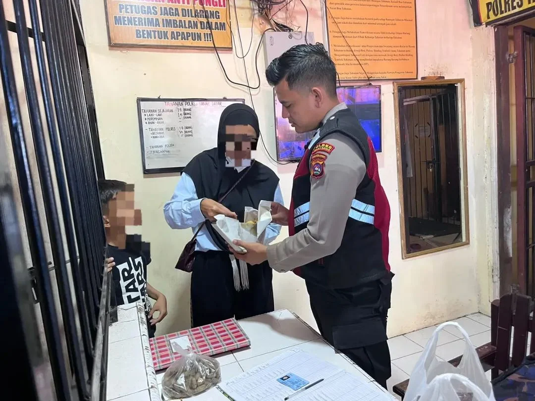 Pastikan Keamanan dan Ketertiban Rutan, Sat Tahti Polres Tanah Datar Awasi Ketat Pelaksanaan Bezuk Tahanan
