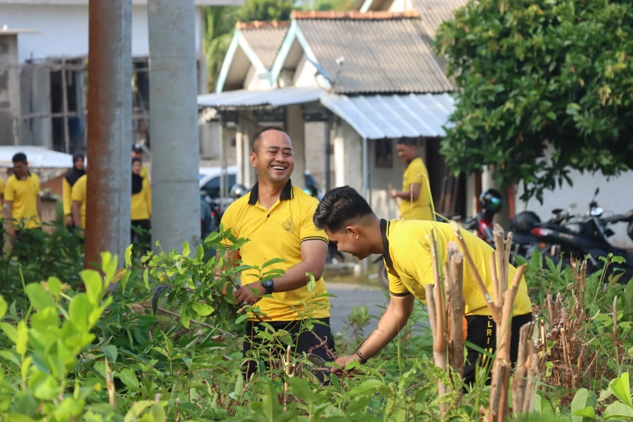 Warga Sungai Daeng Apresiasi Polres Bangka Barat Bersihkan Semak di Jalan Rawan Kecelakaan