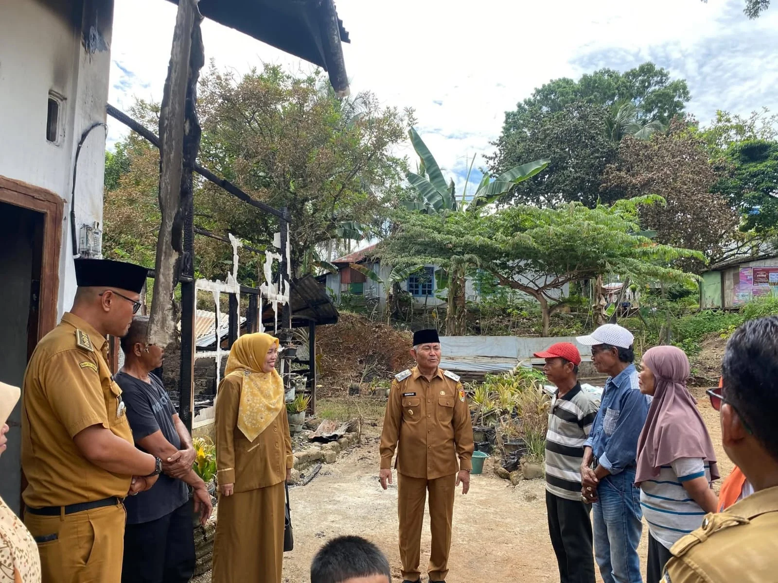 Wakil Wali Kota Solok Serahkan Bantuan kepada Korban Kebakaran di Nan Balimo