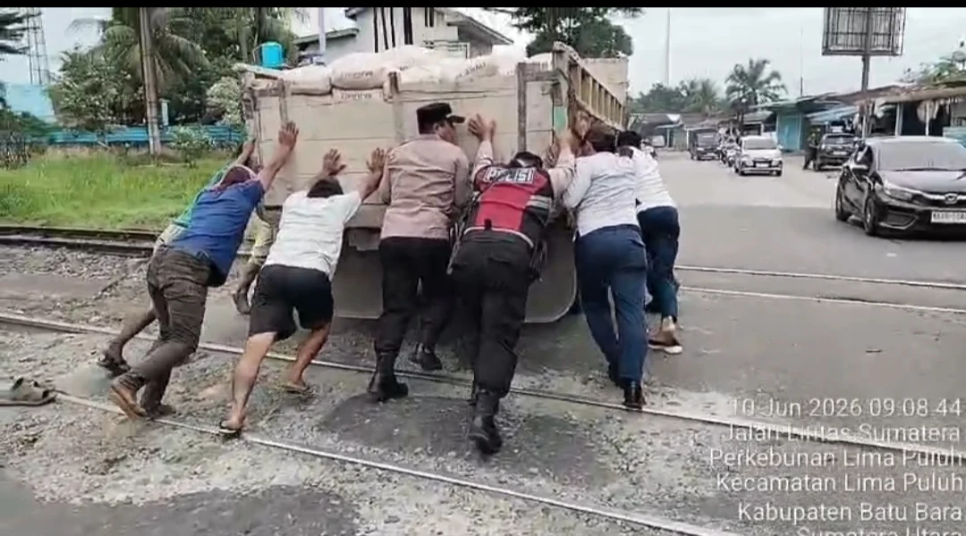 Personel Polsek Lima Puluh Sigap Bantu Evakuasi Truk Mogok di Perlintasan Rel Kereta Api