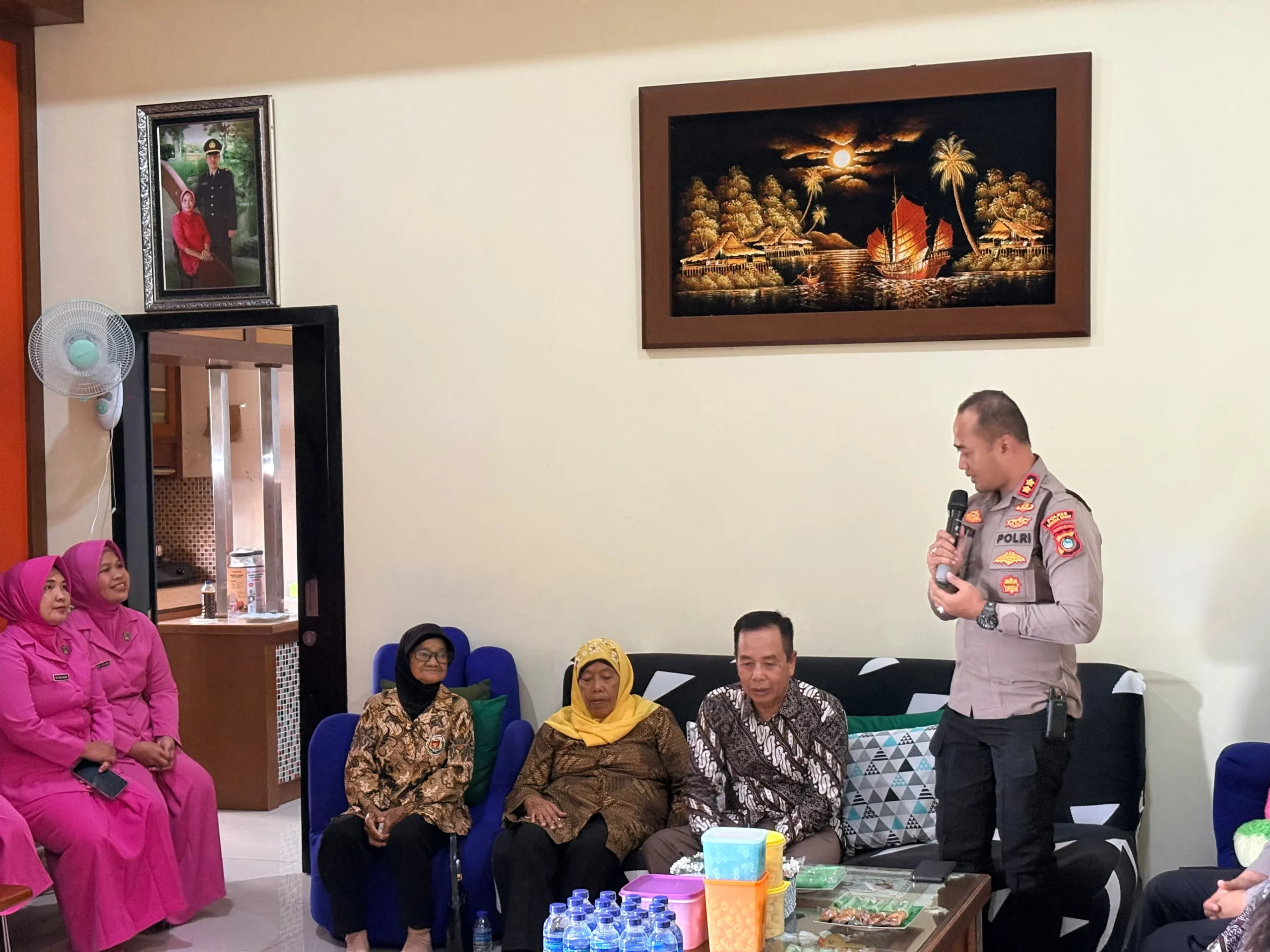 Anjangsana HUT Bhayangkara ke-80, Kapolres Bangka Barat Kunjungi Purnawirawan dan Warakawuri