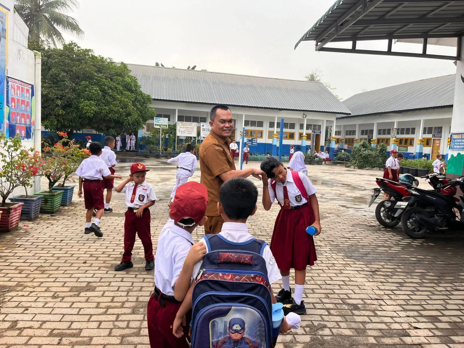 Kadisdik Kabupaten Labuhanbatu AJP SH Sidak Berikan Apresiasi Kepada SDN 03 Bilah Barat.