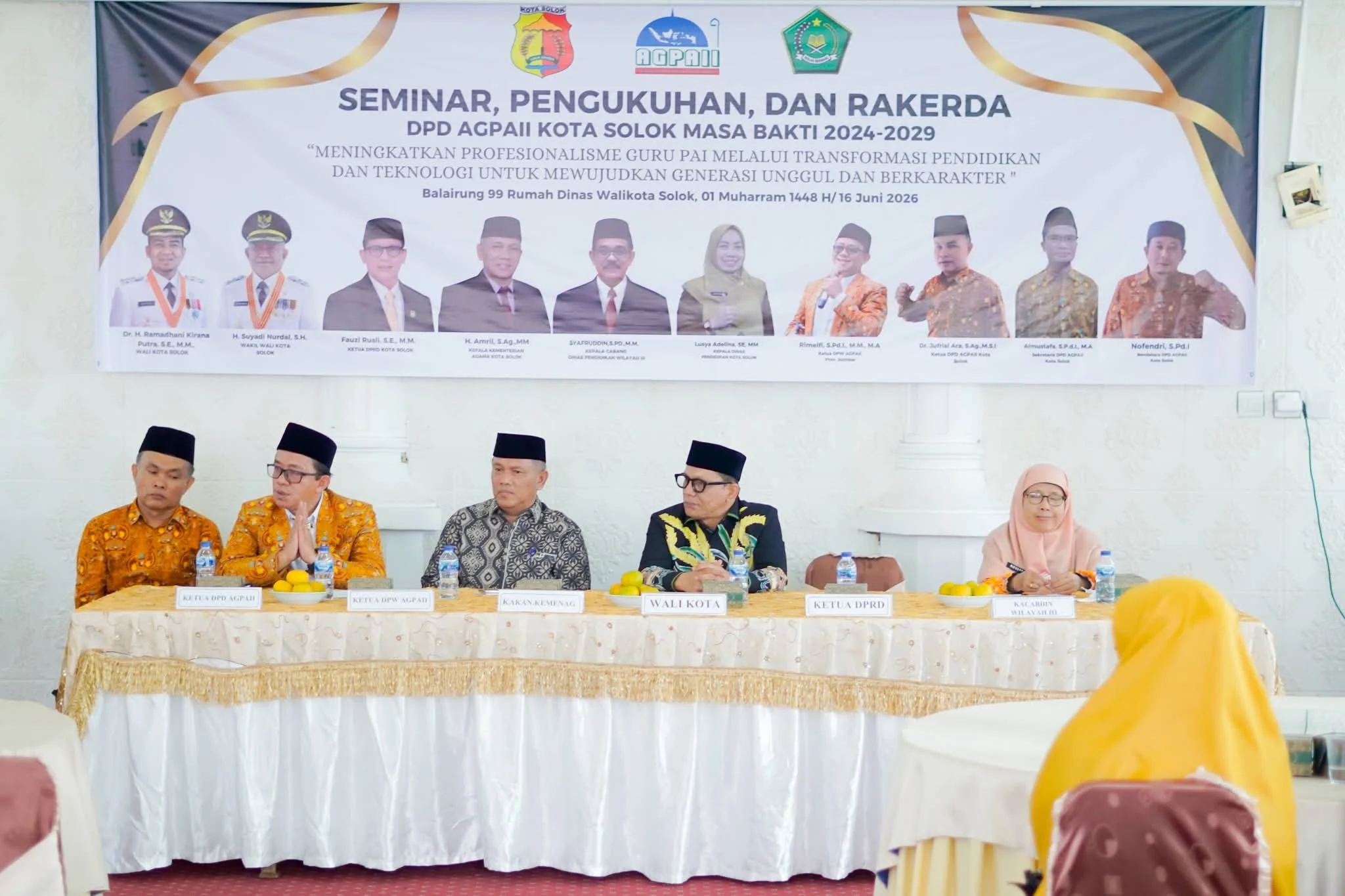 Wali Kota Solok Hadiri Seminar dan Pengukuhan DPD AGPAII, Dorong Profesionalisme Guru PAI di Era Digital