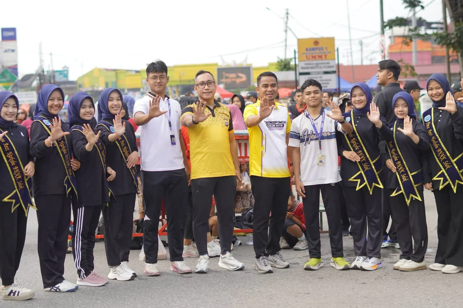 Wali Kota Solok dan Kapolres Solok Kota Ikuti Car Free Day, Bagikan Bibit Bakau dan Ikuti Pemeriksaan Kesehatan Gratis
