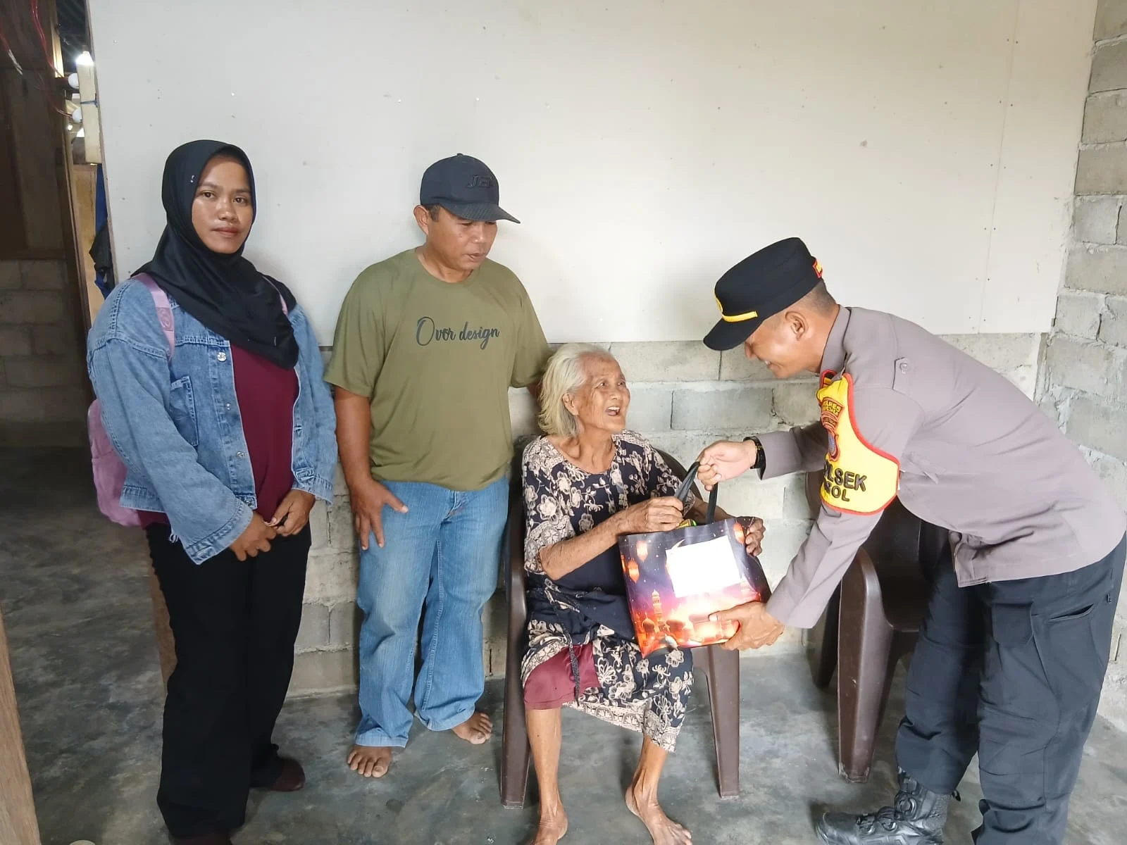 Kapolres Donggala, Melalui Kapolsek Damsol Iptu Edy Susilo, Menyambut HUT Bhayangkara Ke - 80 - 2026,
Mengadakan Bhakti Sosial Dan Beri Bingkisan Kepada Warga Tidak Mampu