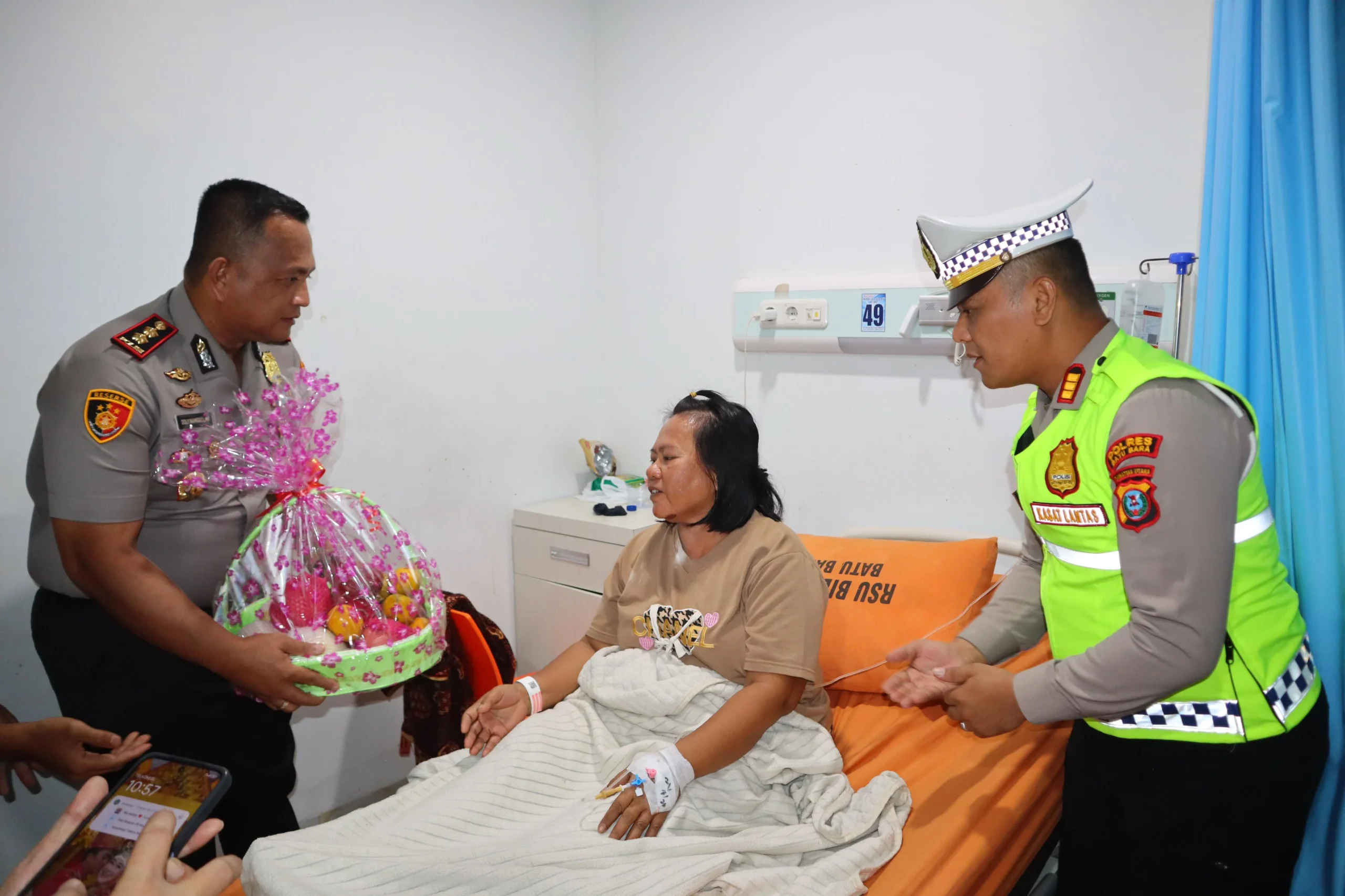 **Kapolres Batu Bara Besuk Korban Kecelakaan Maut di Tol Lima Puluh-Indrapura, Wujud Kepedulian kepada Korban dan Keluarga**