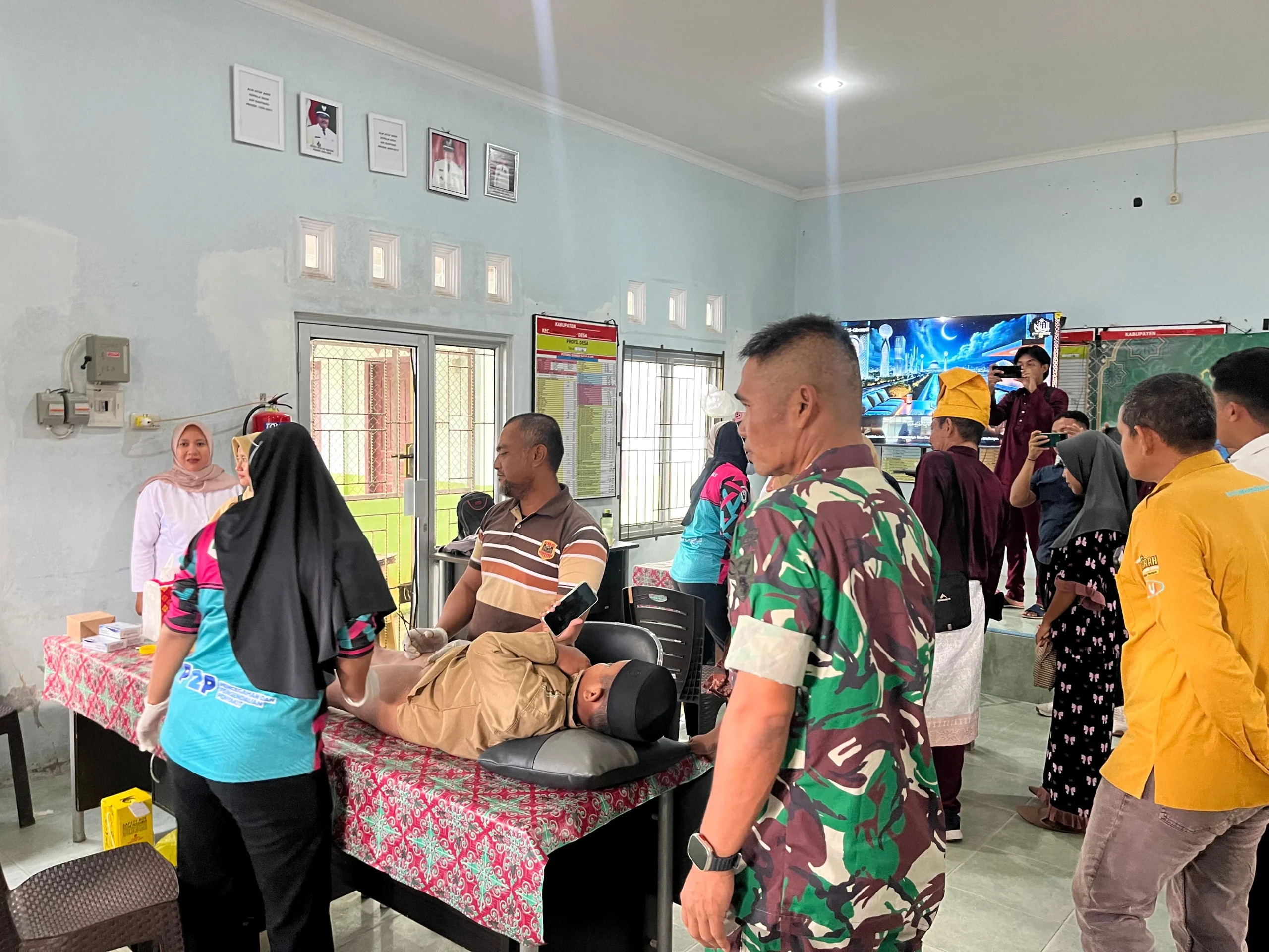 Wujud Kepedulian, Yonif TP 946/DM Hadiri Kegiatan Sunat Massal di Desa Air Gantang*

