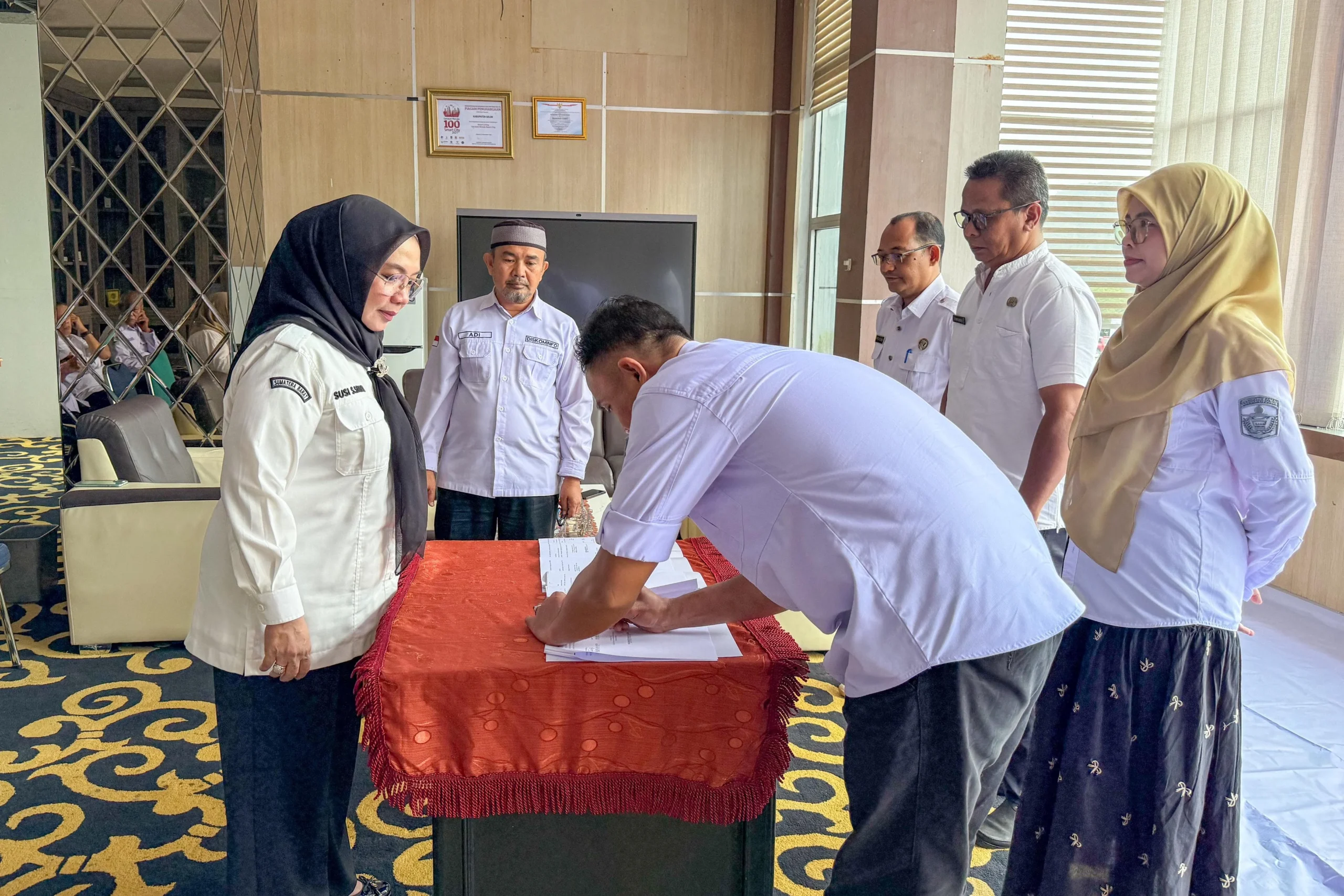 Serah Terima Jabatan Sekretaris dan Kepala Bidang pada Dinas Komunikasi dan Informatika Kabupaten Solok Berlangsung Khidmat
