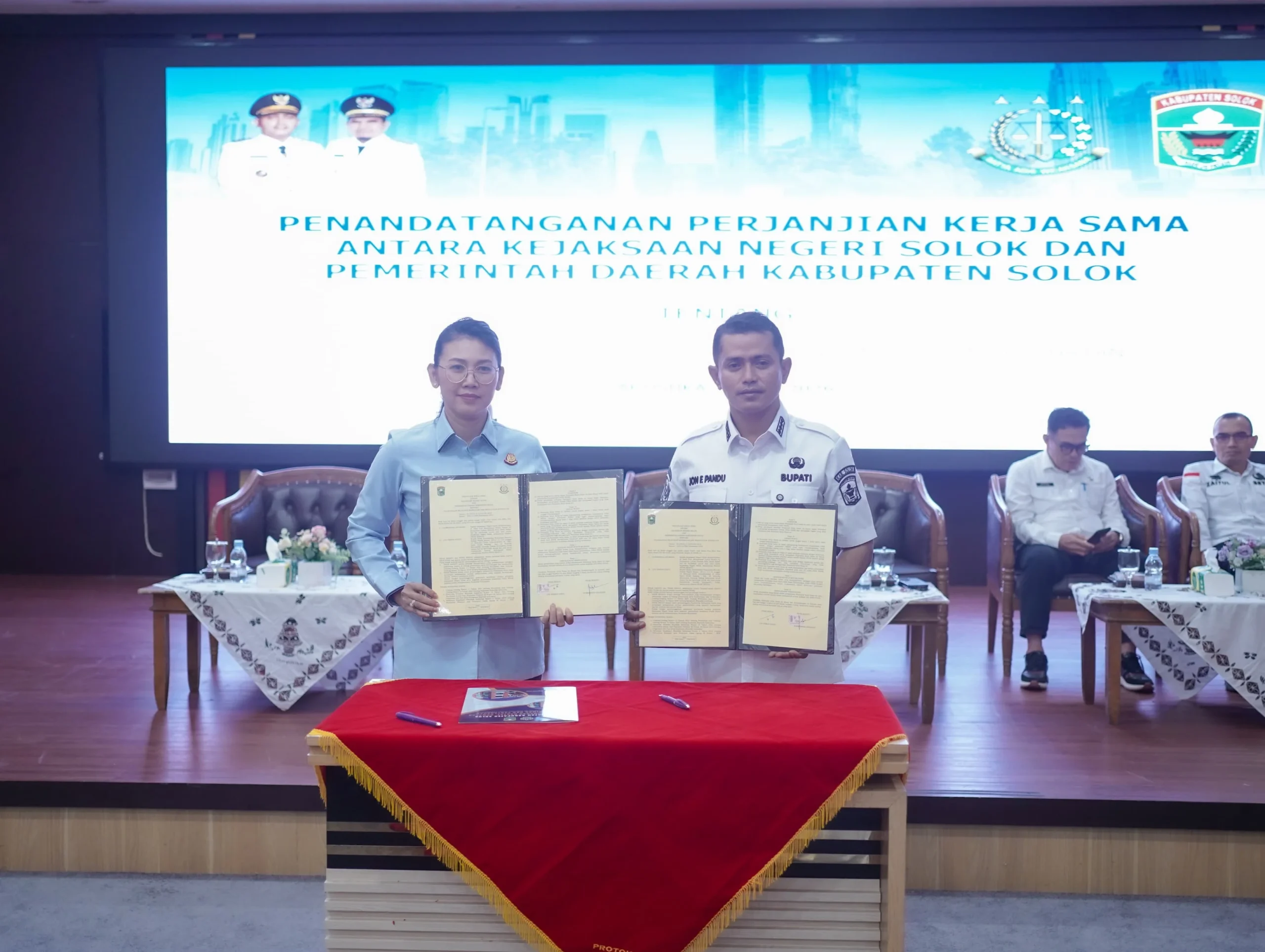 Bupati Solok Teken Perjanjian Kerja Sama dengan Kejaksaan Negeri Solok untuk Tingkatkan Pelayanan dan Penyuluhan 