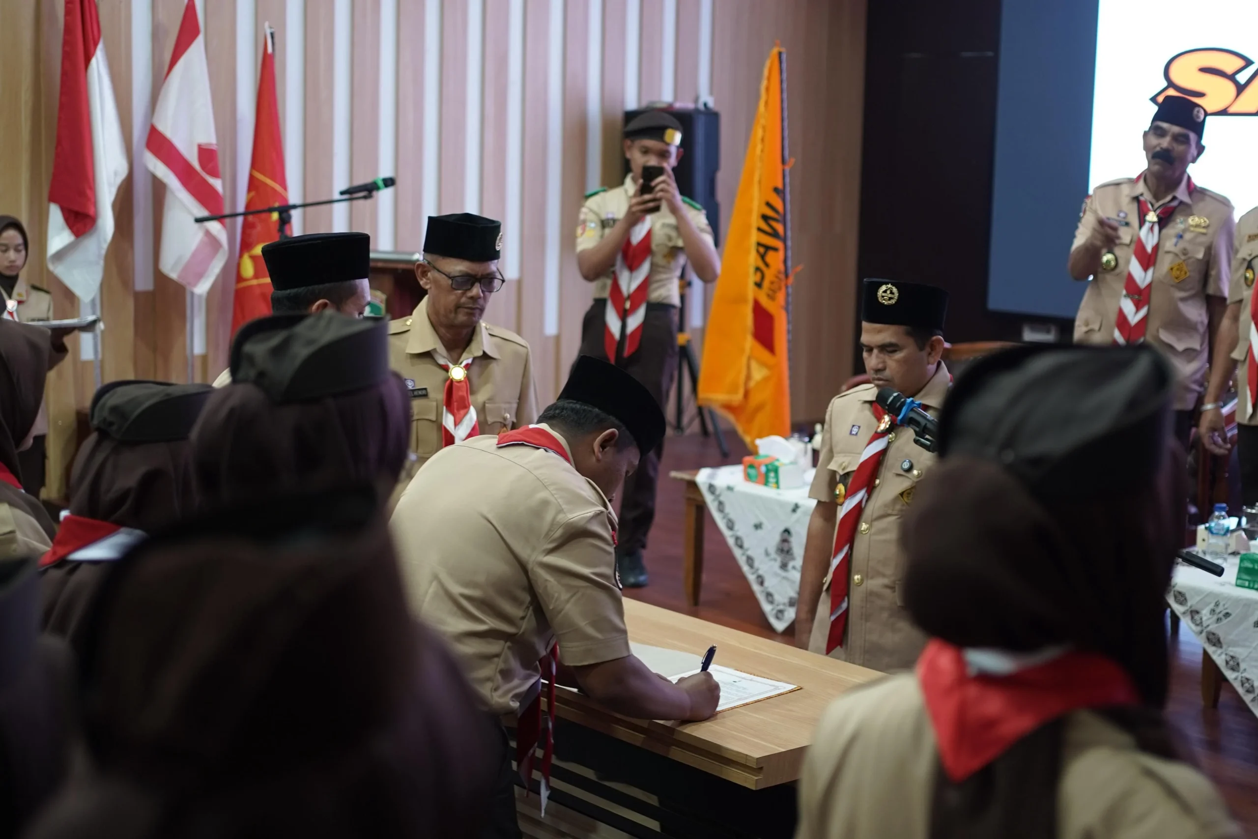 Wakil Bupati Solok Kukuhkan Pengurus Saka Pramuka Rintisan Yogaswara KPU Kabupaten Solok dan Lantik Adhiyasta Pemilu
