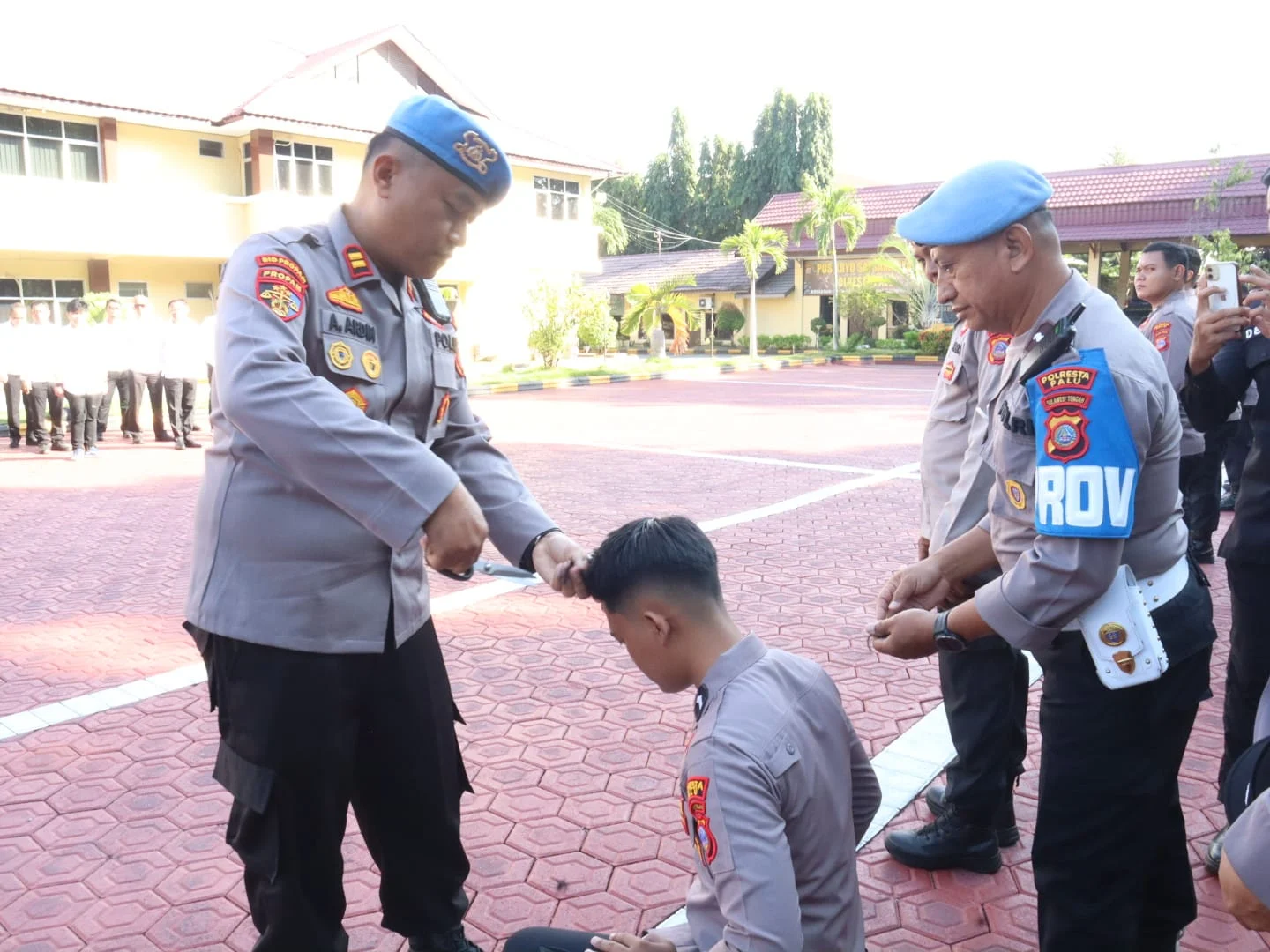 Kasi Propam Polresta Palu Laksanakan Pemeriksaan Sikap Tampang Personel untuk Tingkatkan Disiplin dan Profesionalisme