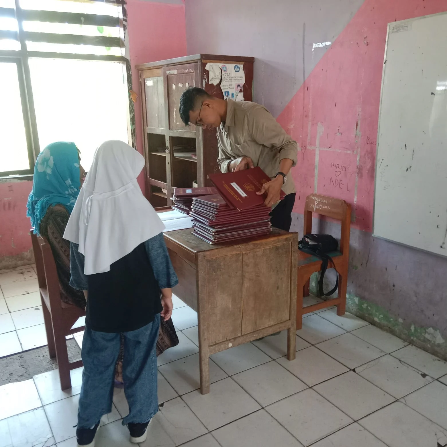 Kepala SD Inpres Kampung Parang 1/83, Hamsunar, S.Pd., Serahkan Rapor Siswa sebagai Bentuk Evaluasi Hasil Belajar