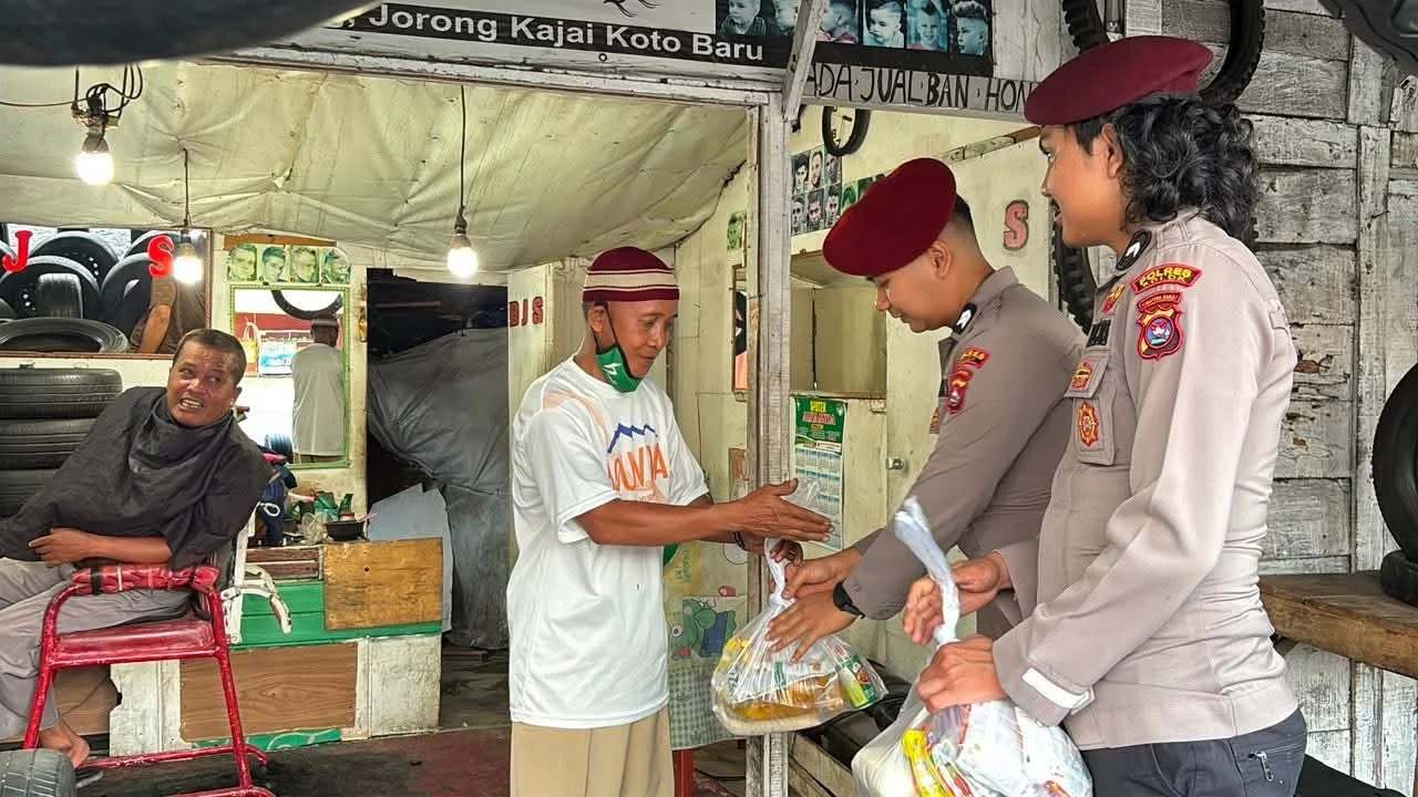 Polres Solok Salurkan 500 Paket Sembako dalam Rangka Hari Bhayangkara ke-80
