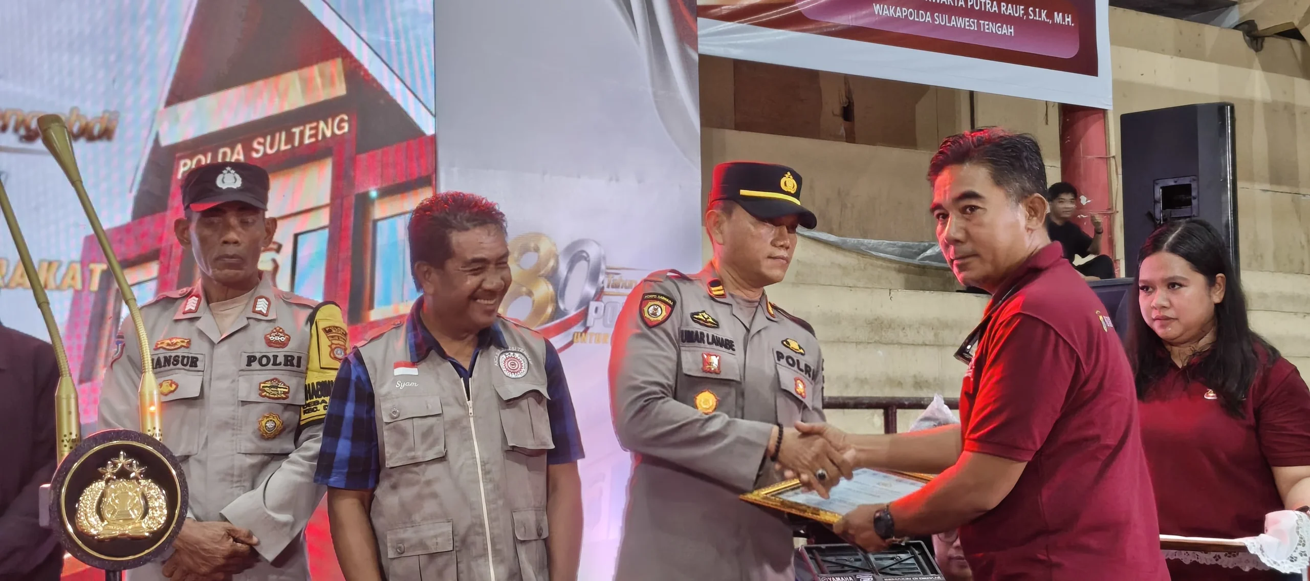 Kapolda Sulteng, Melalui Dir Narkoba, Beri Penghargaan Kepada Pemenang Lomba Bhabinkamtibmas Teladan Desa Labuan, Diterima Kapolsek Labuan Iptu Umar Lahabe, S.ap.