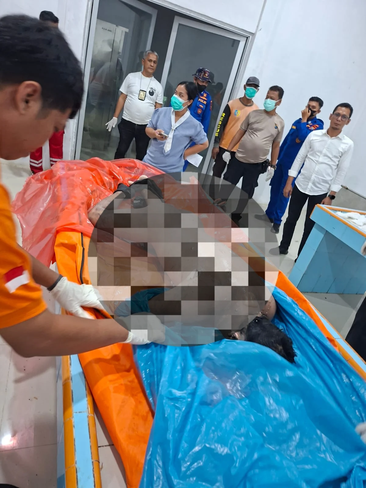 Polsek Talawi Dan Unit Inafis Polres Batu Bara Evakuasi Mayat Laki-Laki Yang Ditemukan Di Laut Lepas Tanjung Tiram, Diduga Tenggelam
