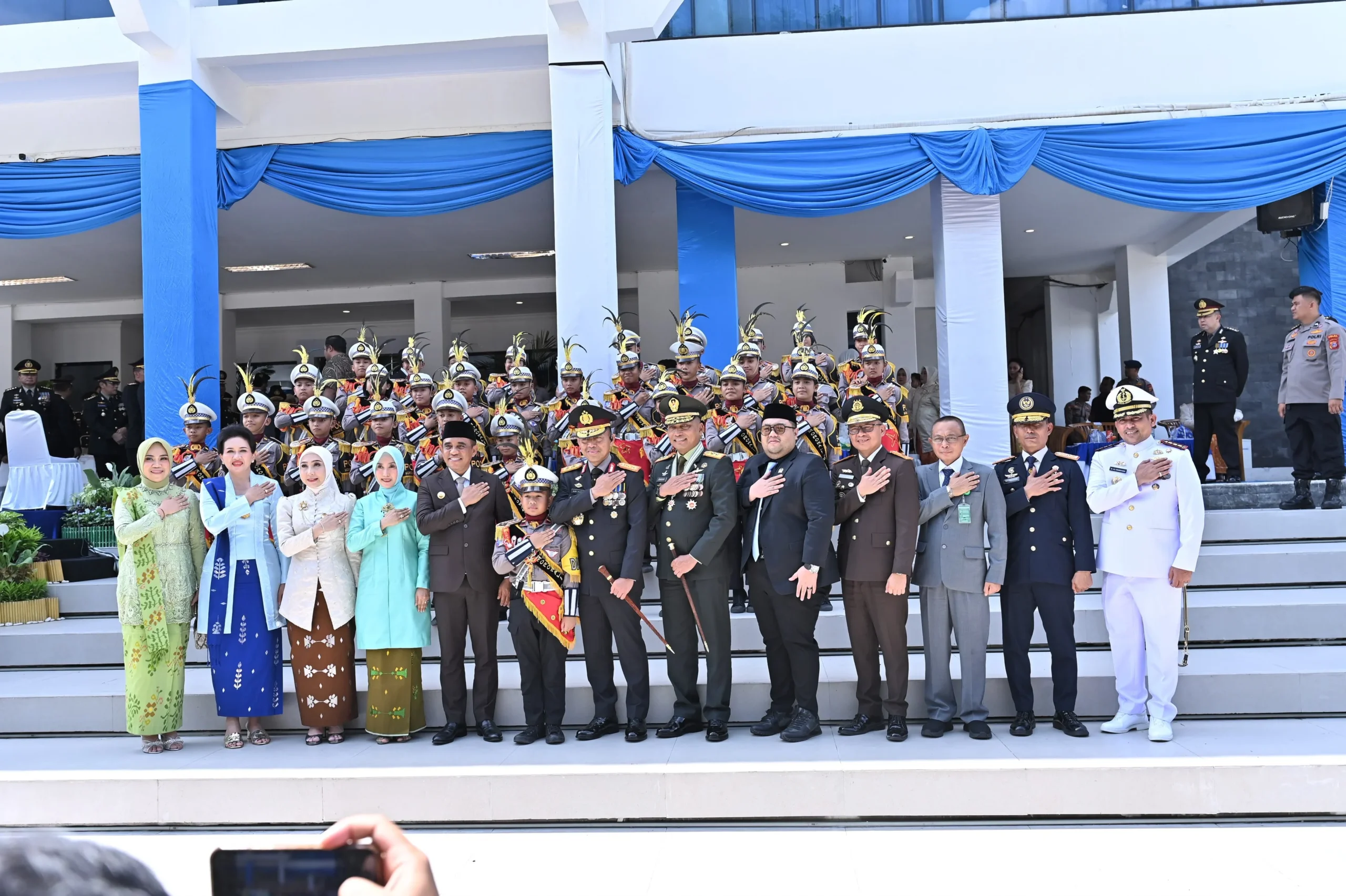 Pimpin Upacara Hari Bhayangkara ke-80, Gubernur Anwar Hafid Ajak Polri Terus Dekat dengan Masyarakat dan Perangi Narkoba* 