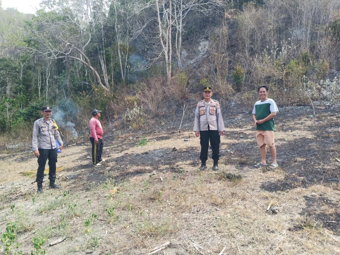 *Kebakaran Lahan di Longge Berhasil Dipadamkan, Kapolsek Ungkap Dugaan Penyebab*