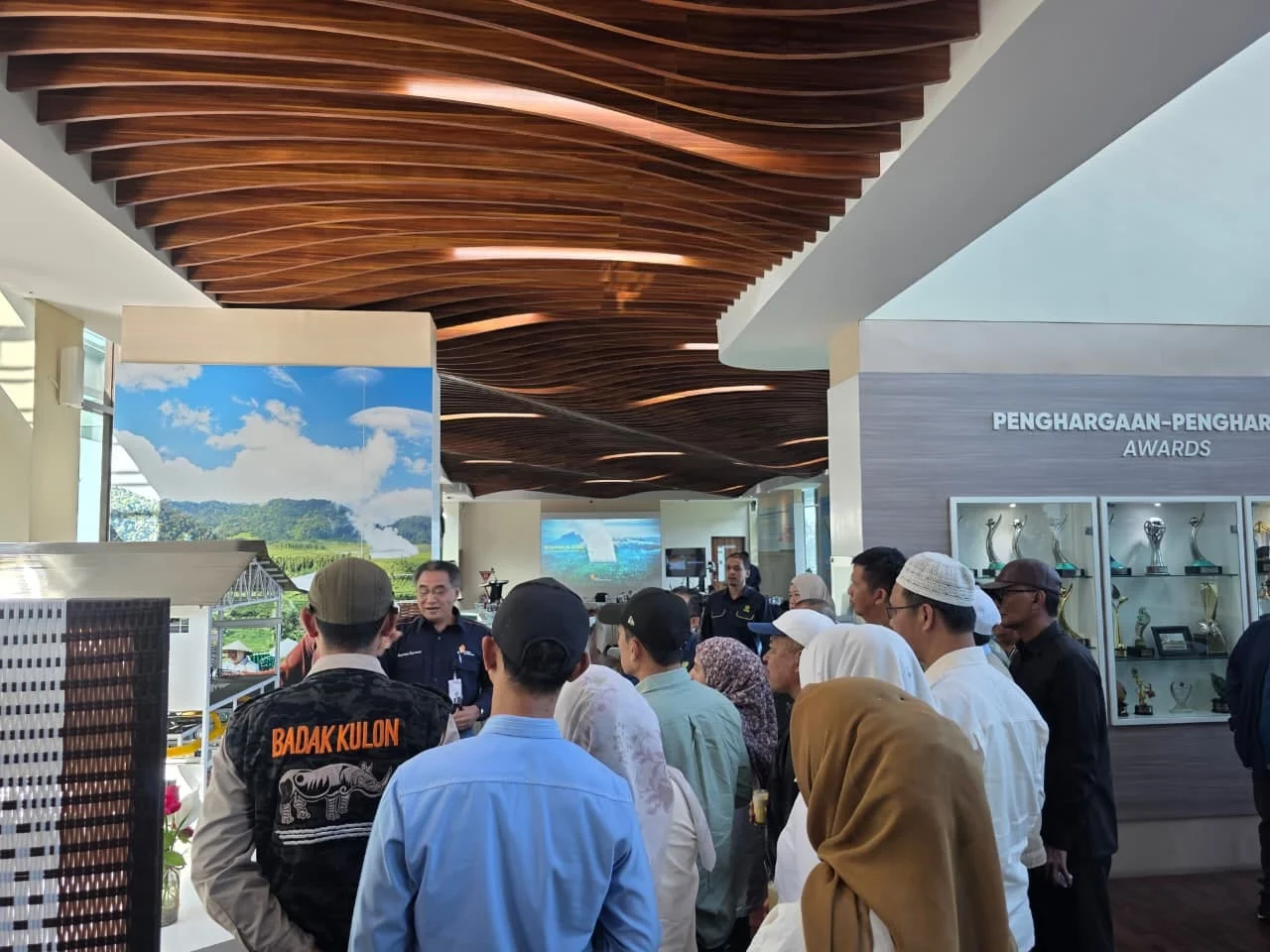 Komisi II DPRD Lampung Barat Pelajari Pengelolaan Panas Bumi Berkelanjutan di Star Energy Geothermal Salak.
Lampung Barat