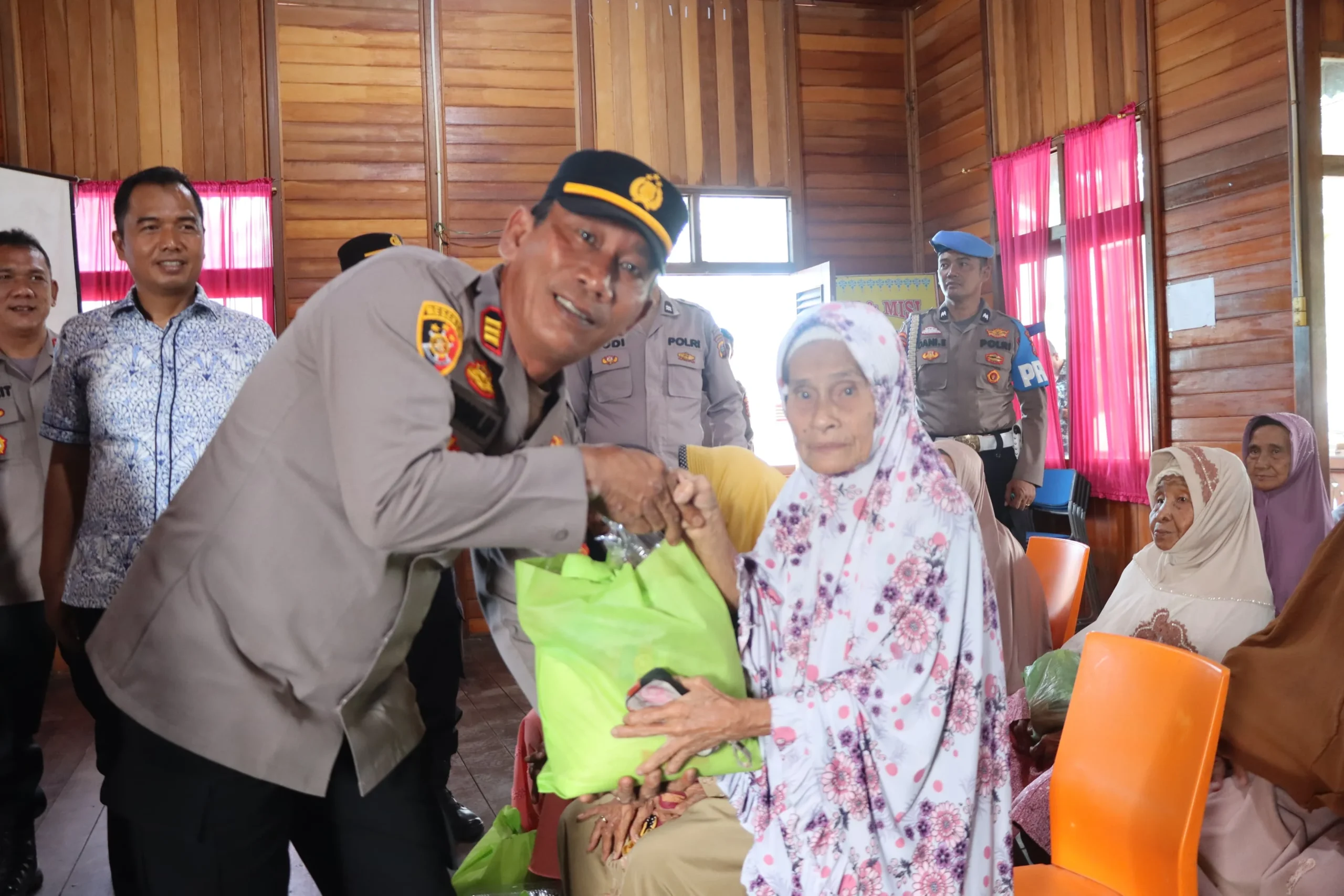 Polres Batu Bara Gelar Jumat Curhat, Serap Aspirasi Masyarakat dan Salurkan Bantuan Sosial