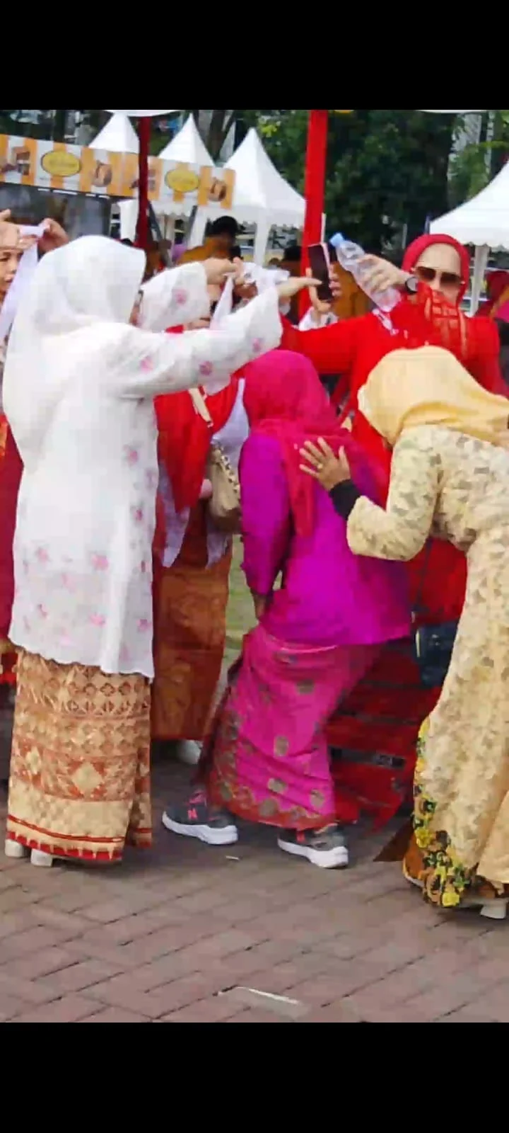 Ribuan Perempuan Peringati Hari Kebaya Nasional di Lapangan Benteng Medan.