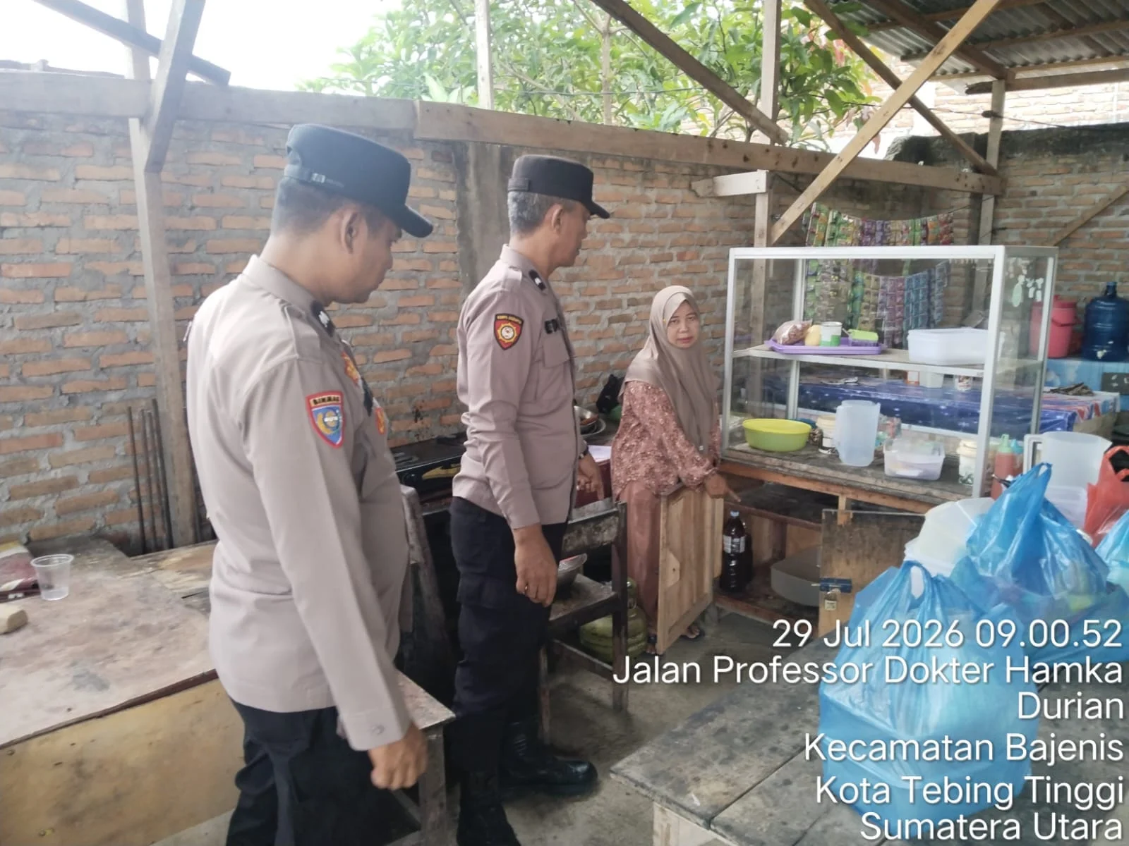 Respons Cepat Polres Tebing Tinggi, Bhabinkamtibmas Lakukan Pengecekan TKP Pencurian di Kantin Sekolah