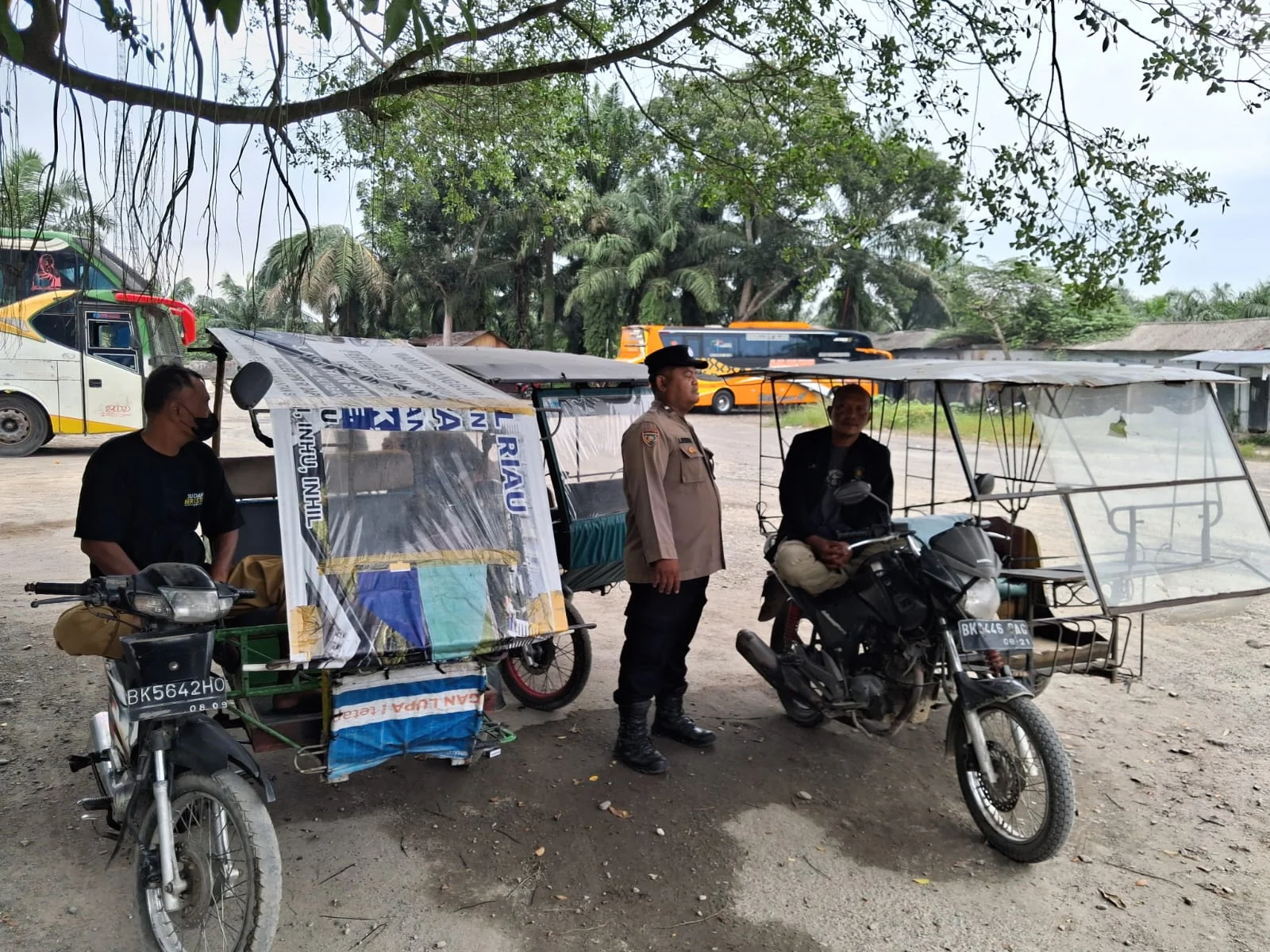 Bhabinkamtibmas Polsek Hinai Sambangi Penarik Becak, Perkuat Kedekatan dan Serap Aspirasi Masyarakat
