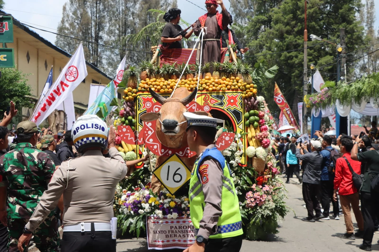 Semarak Festival Bunga dan Buah Karo 2026 Resmi Dibuka, Ribuan Pengunjung Padati Berastagi di Bawah Pengamanan Ketat.

