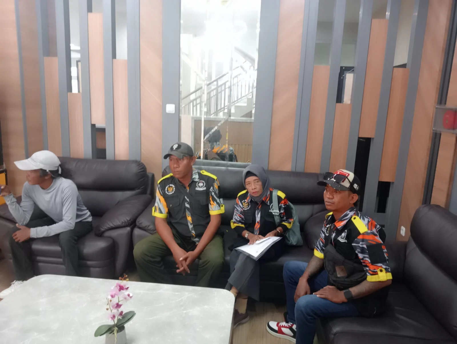 LSM GMBI Distrik Gresik Gelar Audiensi ke Kesbangpol dan Polres Gresik, Dilanjutkan Santunan Door to Door bagi Anak Yatim Piatu