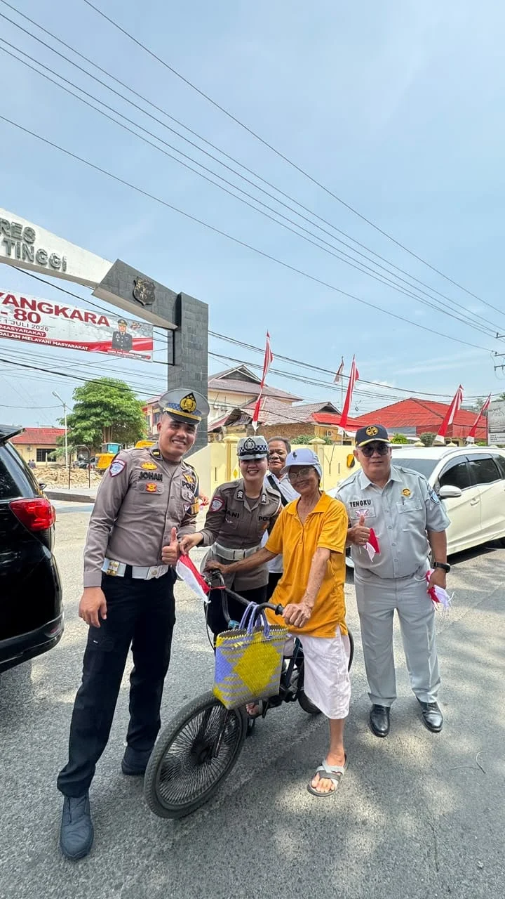 Tumbuhkan Semangat Nasionalisme, Sat Lantas Polres Tebing Tinggi Bagikan Bendera Merah Putih 