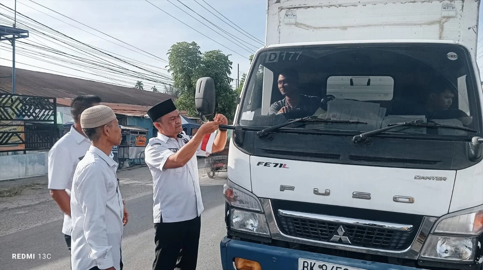 PLH Sekdakab Labuhanbatu Pimpin Pembagian Bendera Merah Putih Semarakkan HUT Ke 81 RI.
