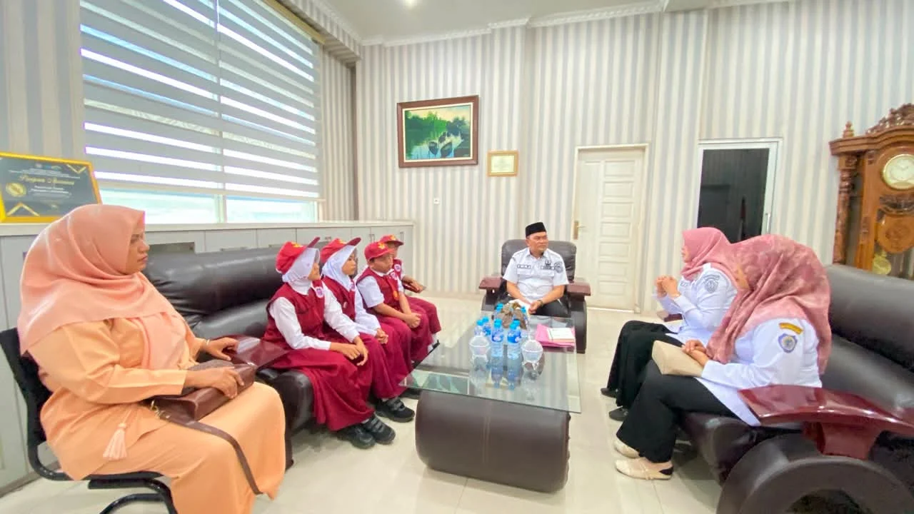 Peduli Pendidikan,Plh Sekdakab Labuhanbatu AJP Terima Kunjungan Korwilcam Bersama Siswa SD Negeri 15 Rantau Selatan.