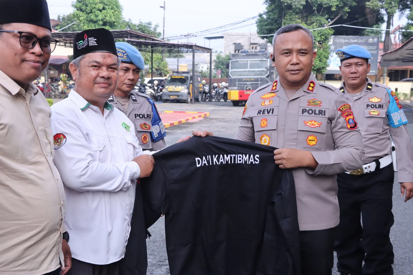 Perkuat Sinergi Kamtibmas, Polres Asahan Bagikan 100 Jaket kepada Da’i, Mitra Kamtibmas dan Pelatih Polisi Siswa
