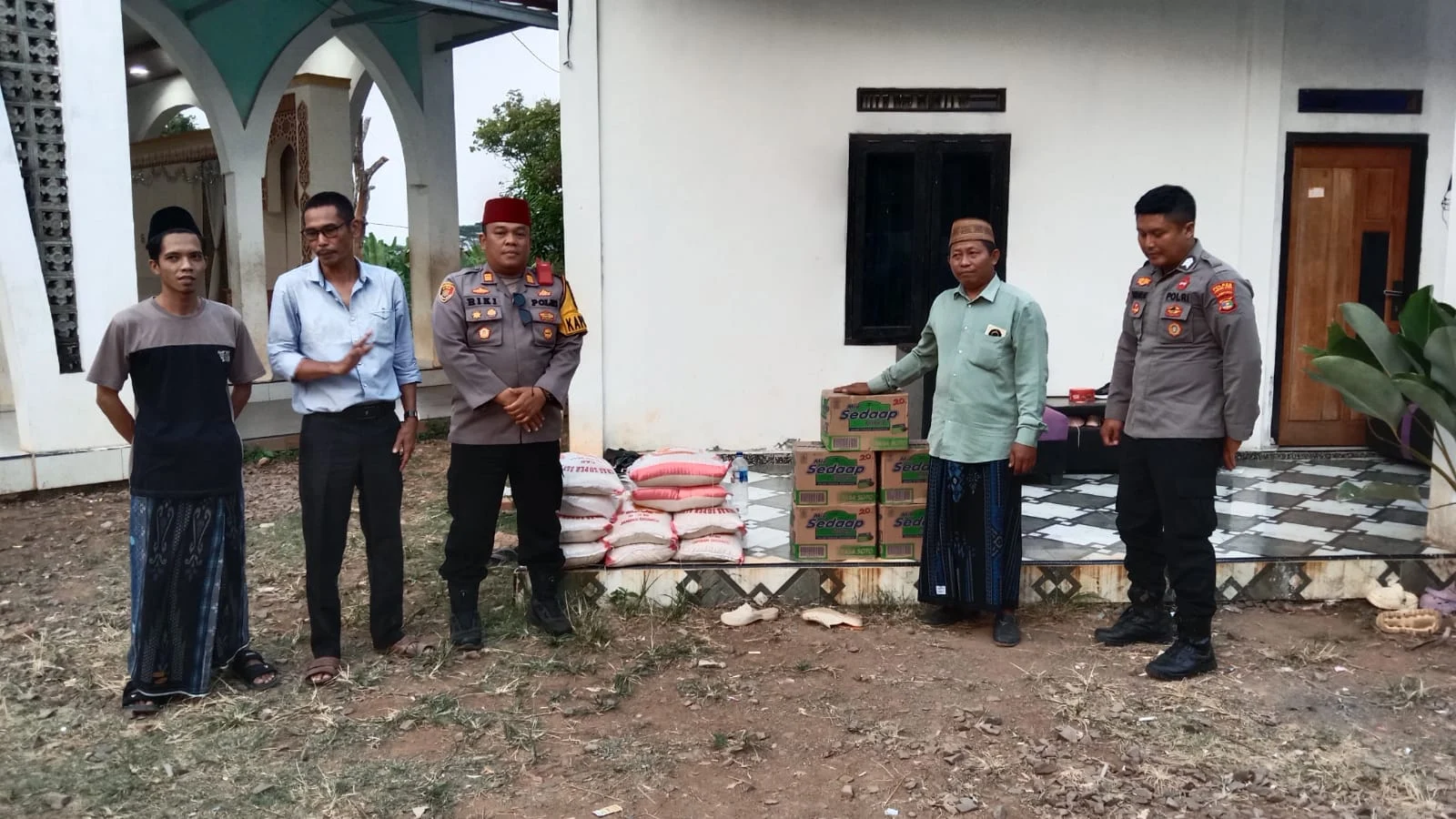 Kapolsek Bukitkemuning Gelar Sambang Dan Silaturahmi Ke 7 Pondok Pesantren Dalam Wilayah Bukitkemuning Dan Abung Tinggi Untuk Perkuat Kamtibmas.
