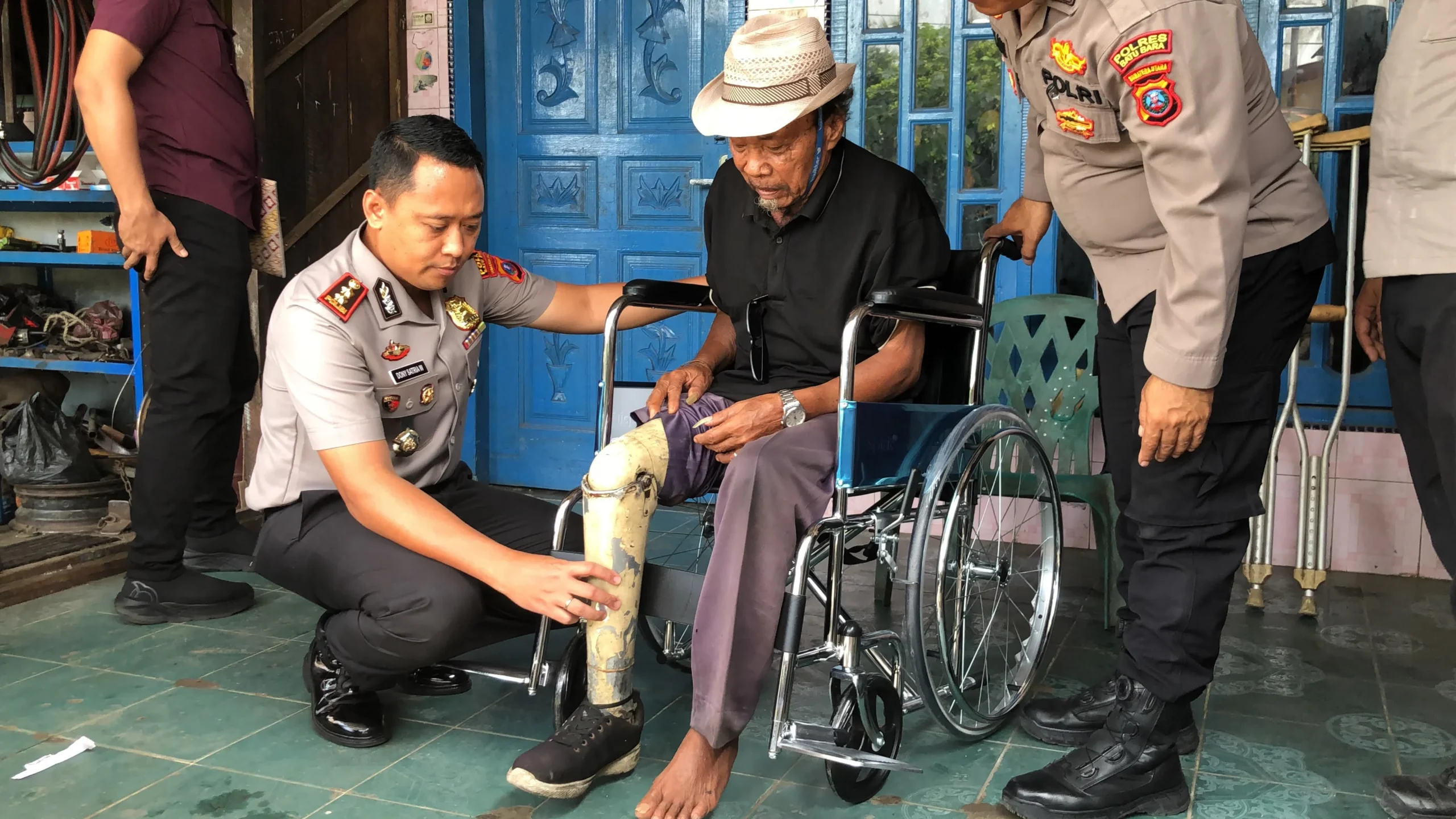 Kapolres Batu Bara Berikan Santunan dan Kursi Roda kepada Warga Penyandang Disabilitas