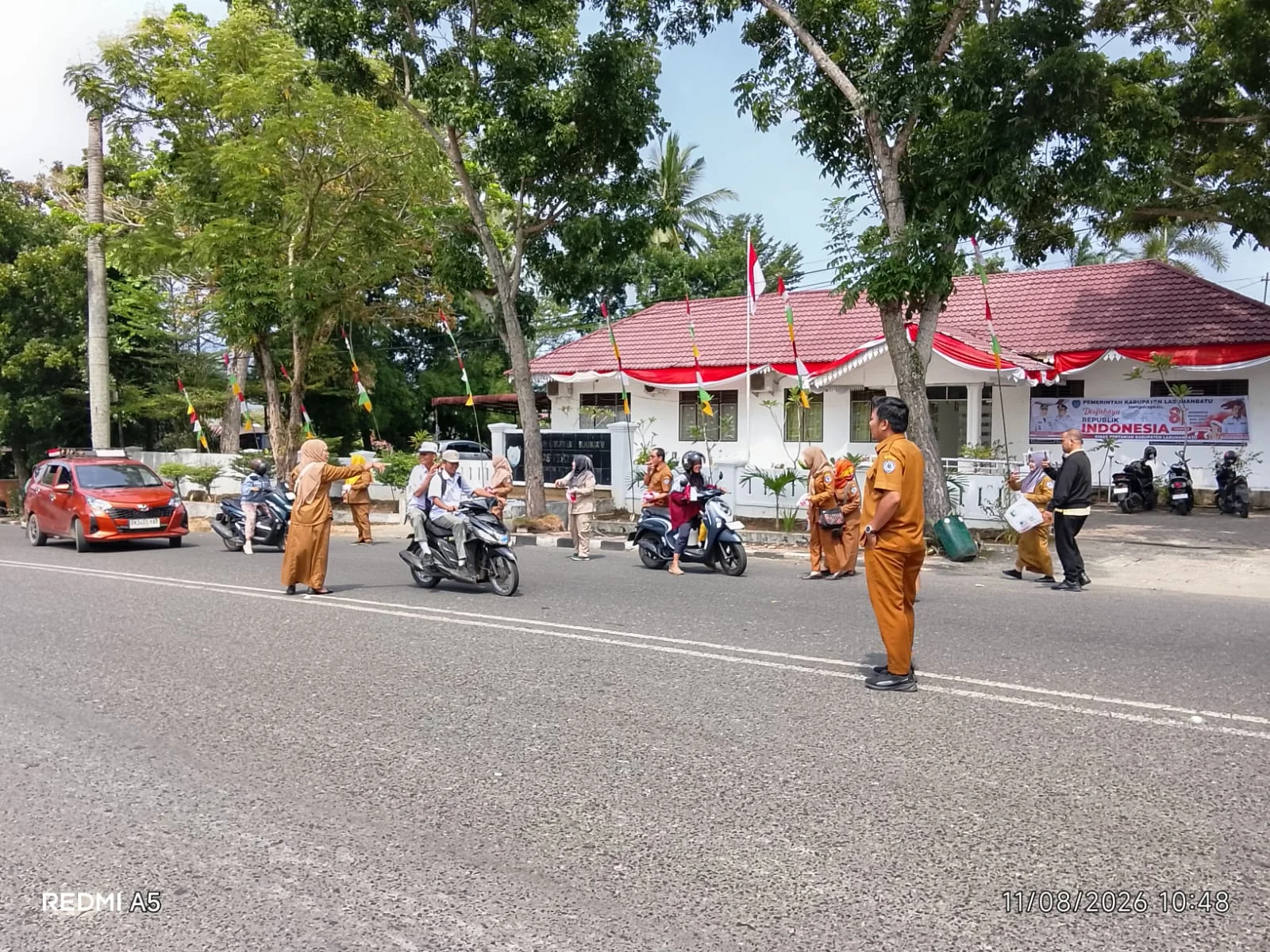 Dinas Pertanian Labuhanbatu Antusias Bagikan Bendera Merah Putih Kepada Warga Pengendera Menyambut HUT Ke 81 Kemerdekaan RI.
