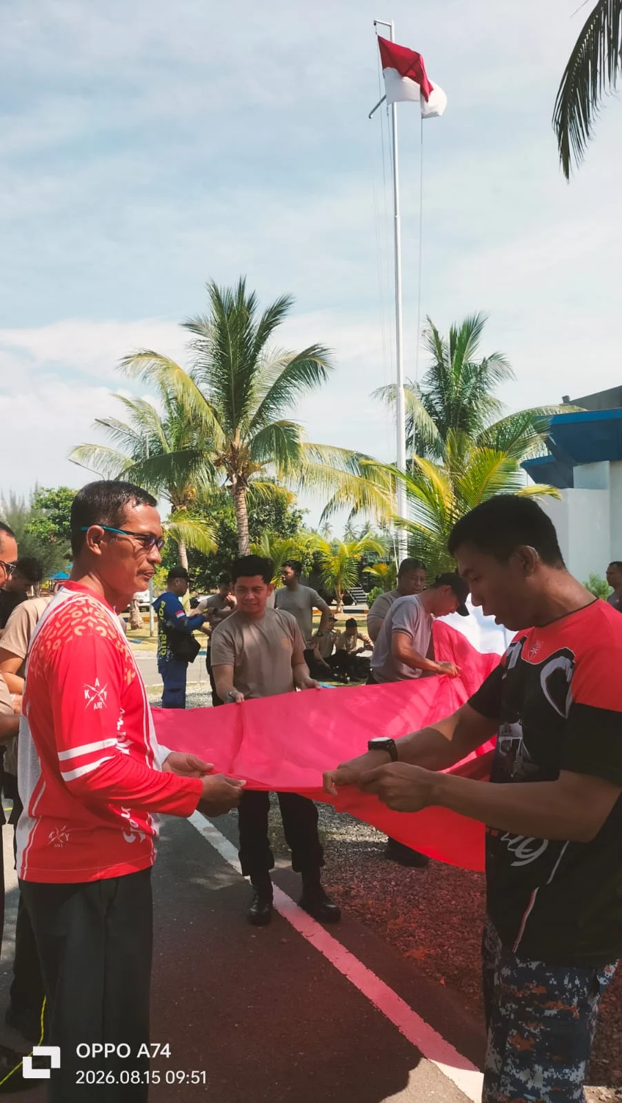 Ditpolairud Polda Sulteng,  Giat Gladi  Pengibaran Bendera Merah Putih Raksasa Di Depan Mako Ditpolairud Polda Sulteng 