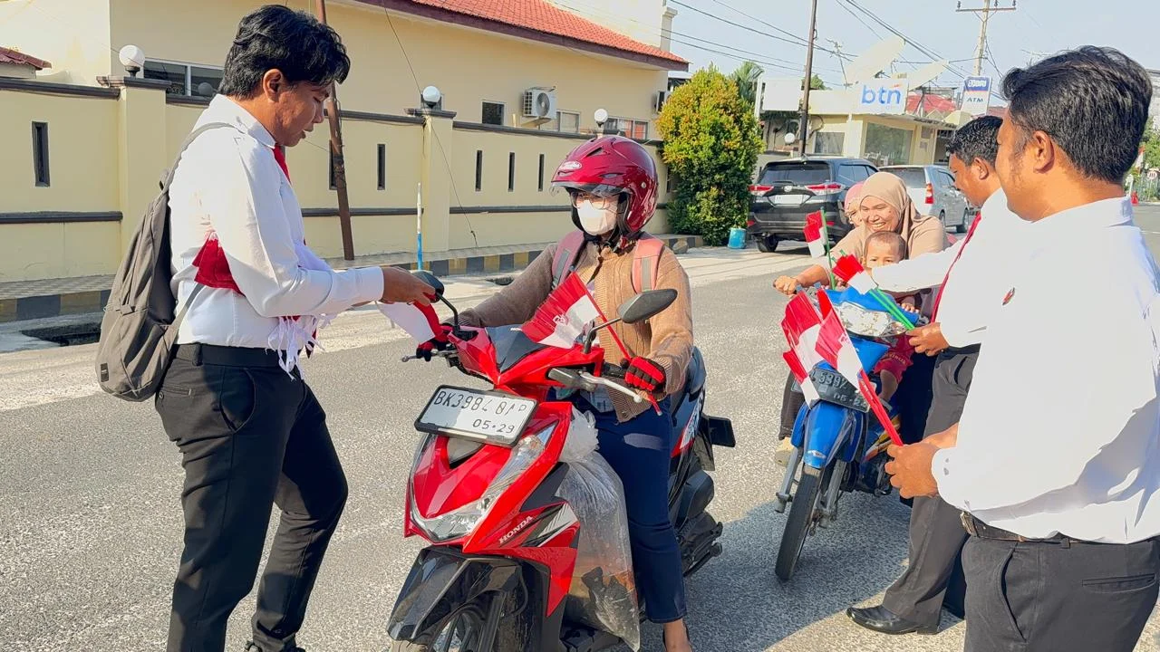 Semarak HUT RI ke-81, Polres Batu Bara Bagikan Bendera Merah Putih kepada Masyarakat dan Pelajar

