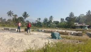 Di DuGa PEMBUATAN PAVING BLOCK DI MARGAWANGI II TANPA PAPAN INFORMASI, SUMBER ANGGARAN DAN KEGUNAAN BELUM JELAS.