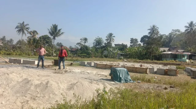 Di DuGa PEMBUATAN PAVING BLOCK DI MARGAWANGI II TANPA PAPAN INFORMASI, SUMBER ANGGARAN DAN KEGUNAAN BELUM JELAS.