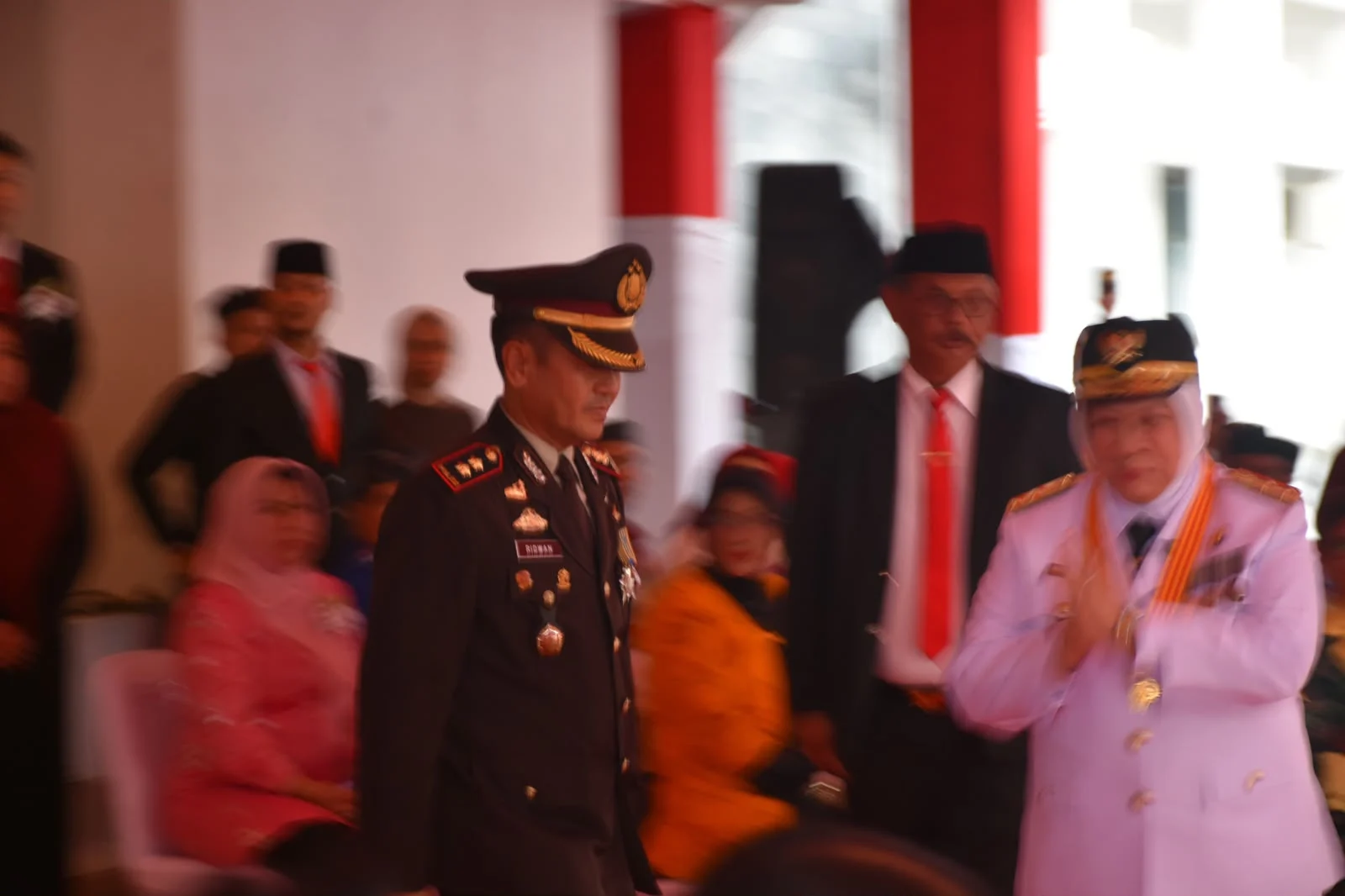 Wagub  Sulteng dr. Reny A. Lamadjido, Sp.PK. M.Kes,   Sebagai Inspektur Upacara Penurunan Bendera Merah Putih HUT RI Ke- 81, Dan AKBP Ridwan, SH, Sebagai PAUP
