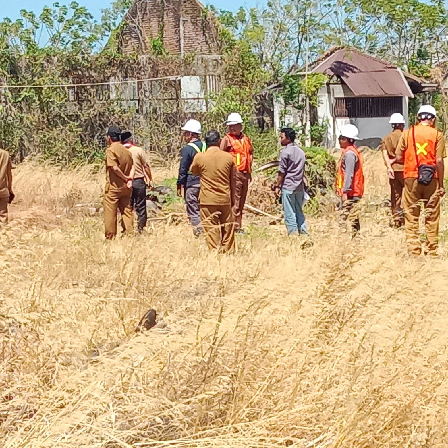 Peninjauan dan Pengukuran Lokasi Pembangunan Kantor Camat Laikang Dilakukan Bersama