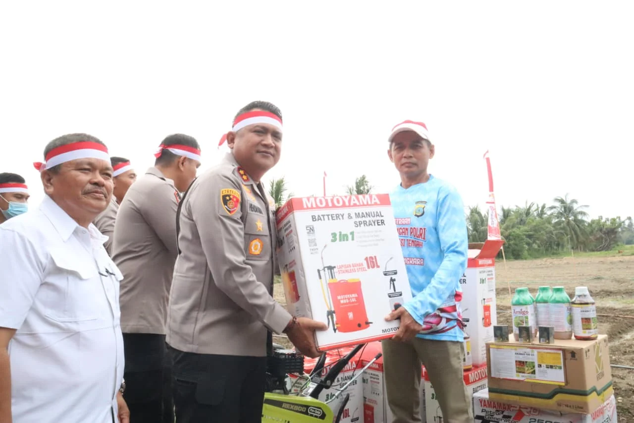 Tanam Bawang Putih di Palasa, Kapolres Parigi Moutong Tegaskan Komitmen Polri Kawal Ketahanan Pangan hingga Panen
