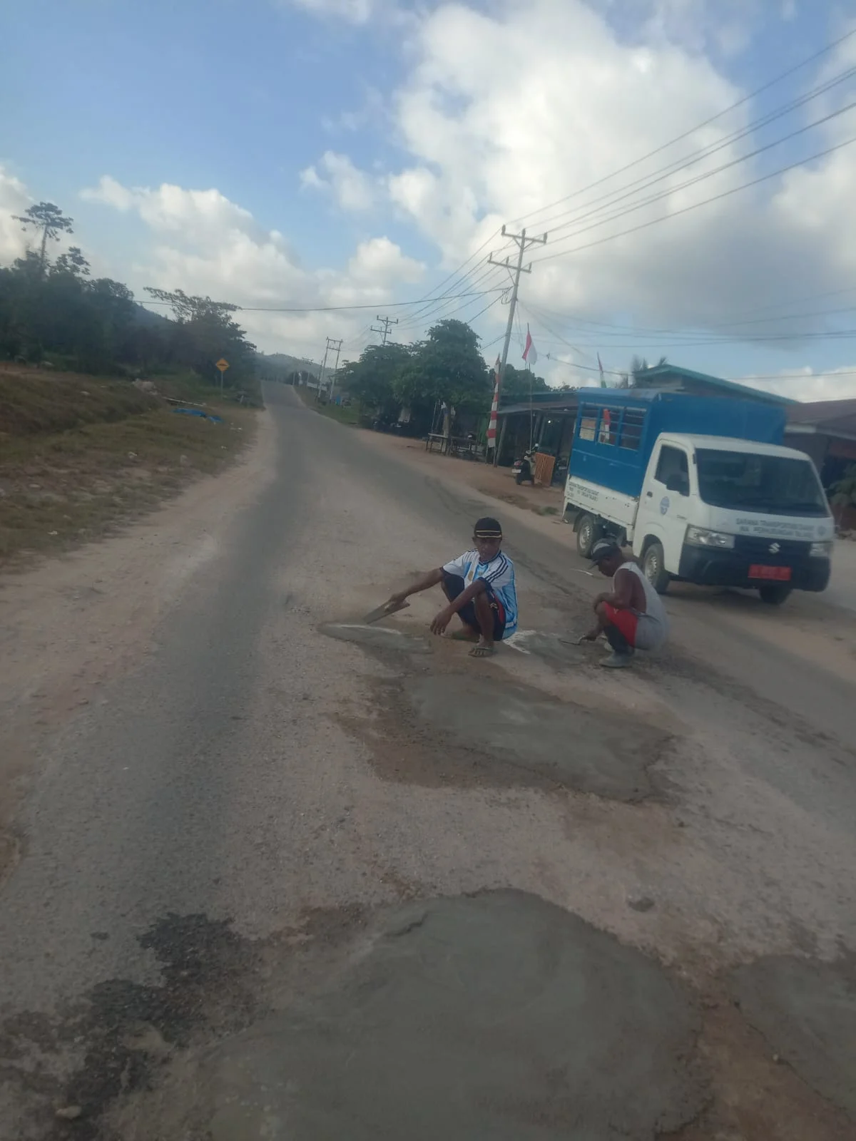 Dalam Menyambut Hari Kemerdekaan Dan juma'at penuh berkah Warga Desa Wayo Bakti sosial dalam Kebersihan makam pekuburan.