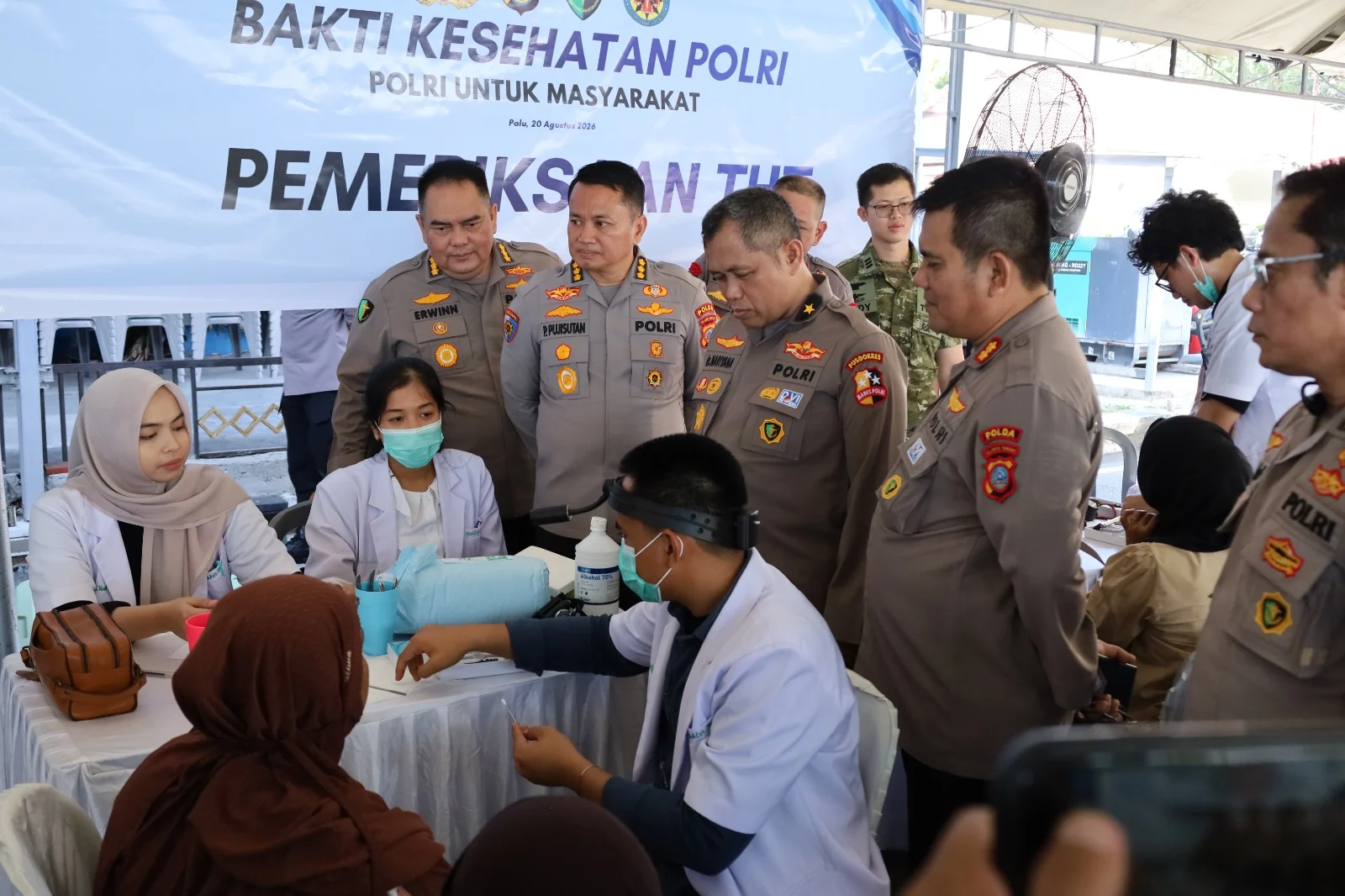 Bakti Kesehatan Polri Diserbu Ribuan Warga Palu, Polda Sulteng Bagikan 1.300 Paket Sembako*